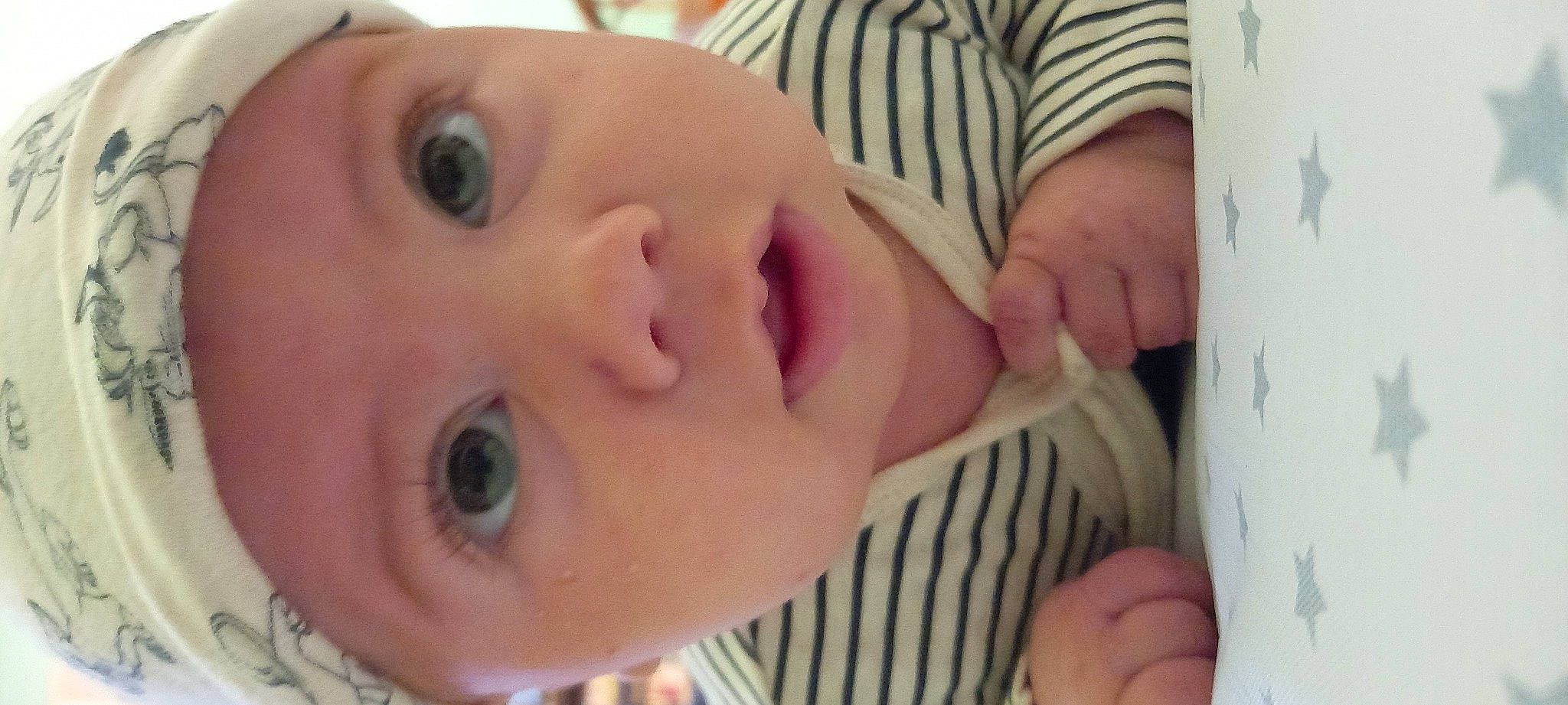 Yanis a rejoint le concours — aidez-le/la à gagner de superbes lots ! baby, baby_toddler_clothing, cheek, child, chin, close_up, ear, eye, eyebrow, eyelash, finger, happy, headwear, iris, lip, mouth, neck, nose, person, skin