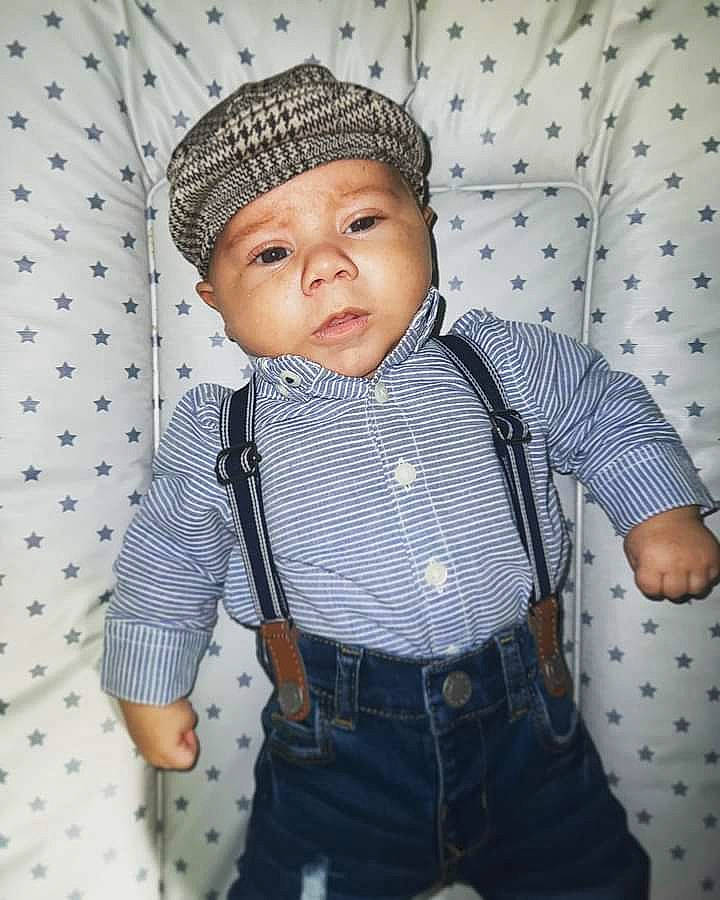 Yanis a rejoint le concours — aidez-le/la à gagner de superbes lots ! baby_toddler_clothing, button, cap, child, clothing, collar, cool, denim, dress_shirt, electric_blue, fashion_accessory, headwear, knit_cap, pattern, person, plaid, sleeve, standing, tartan, textile
