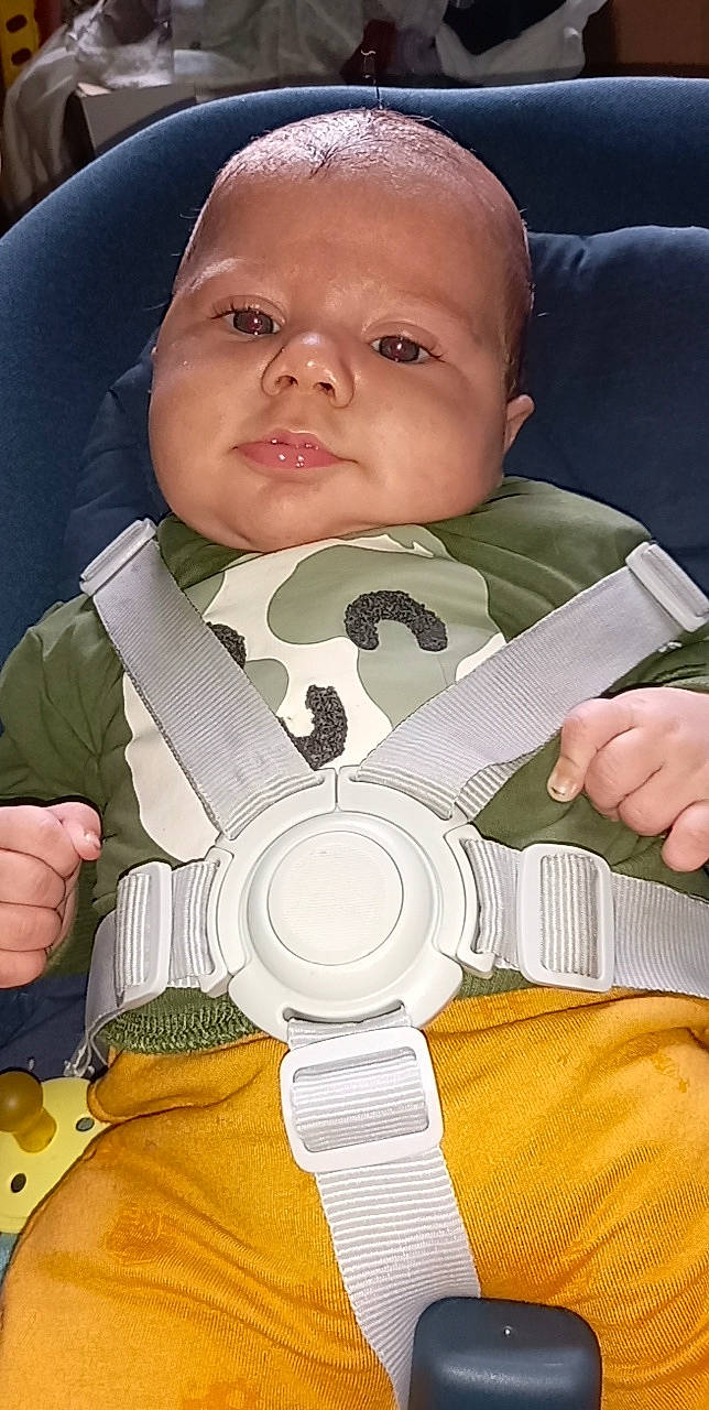 Yanis a rejoint le concours — aidez-le/la à gagner de superbes lots ! baby, baby_products, baby_toddler_clothing, cheek, child, collar, comfort, eye, eyebrow, eyelash, finger, gesture, head, iris, mouth, nose, person, skin, sleeve, thumb