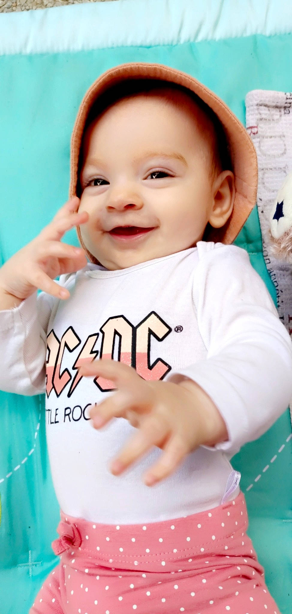 Elyana a rejoint le concours — aidez-le/la à gagner de superbes lots ! baby, baby_toddler_clothing, cheek, chin, clothing, cool, face, facial_expression, gesture, hairstyle, happy, human, joy, neck, nose, person, pink, skin, sleeve, smile