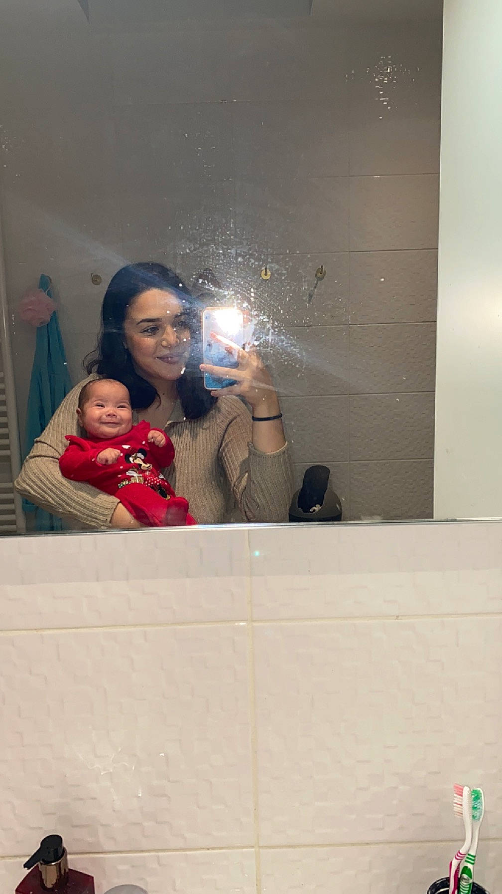 Anaya a rejoint le concours — aidez-le/la à gagner de superbes lots ! art, baby, ceiling, event, eyewear, fashion_design, flooring, fun, glass, happy, interior_design, joy, person, reflection, room, sitting, t_shirt, toddler, vision_care, visual_arts