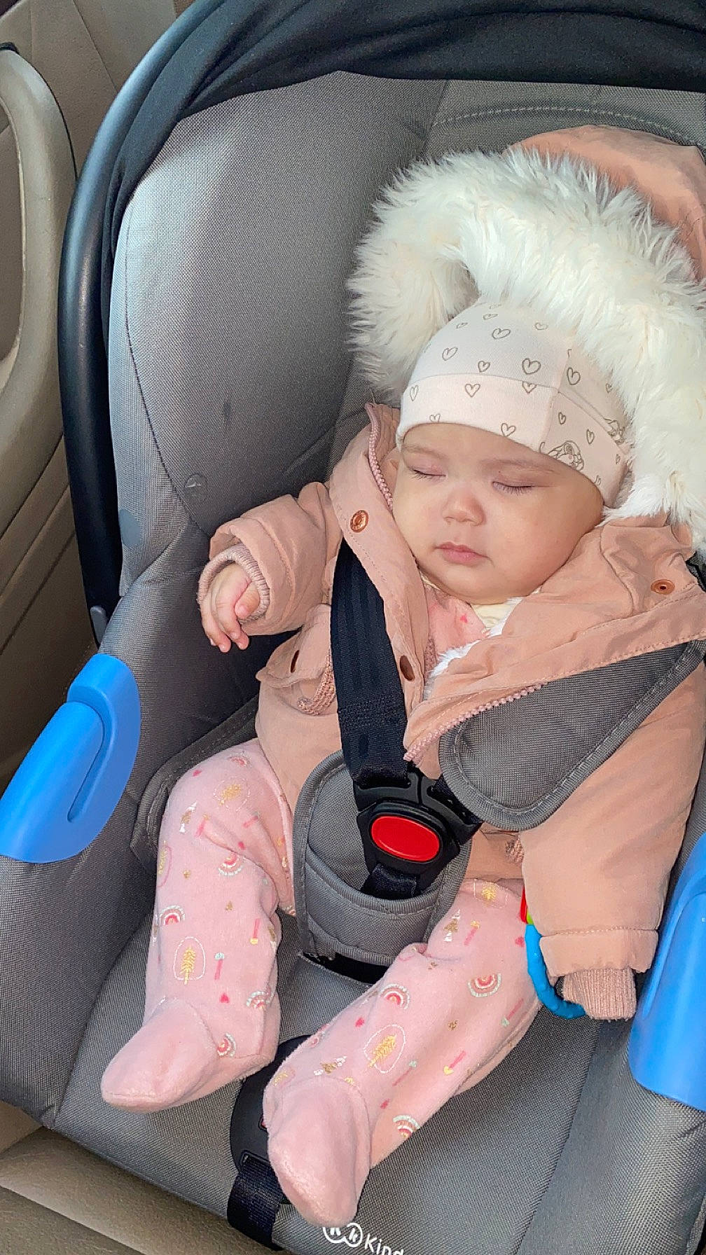 Anaya participe au concours pour gagner de l'argent avec cette photo : auto_part, baby, baby_products, baby_toddler_clothing, car_seat, car_seat_cover, child, comfort, finger, fun, happy, head_restraint, headwear, human_leg, knee, lap, person, sitting, steering_wheel, thigh