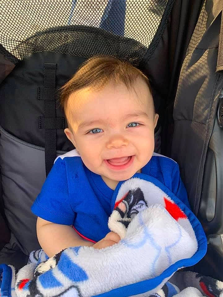 Nehemias is registered to the contest to win money with this photo: auto_part, baby, baby_carriage, baby_products, baby_toddler_clothing, blue, car_seat, chair, child, comfort, electric_blue, eye, fun, happy, iris, joy, lap, person, sitting, skin