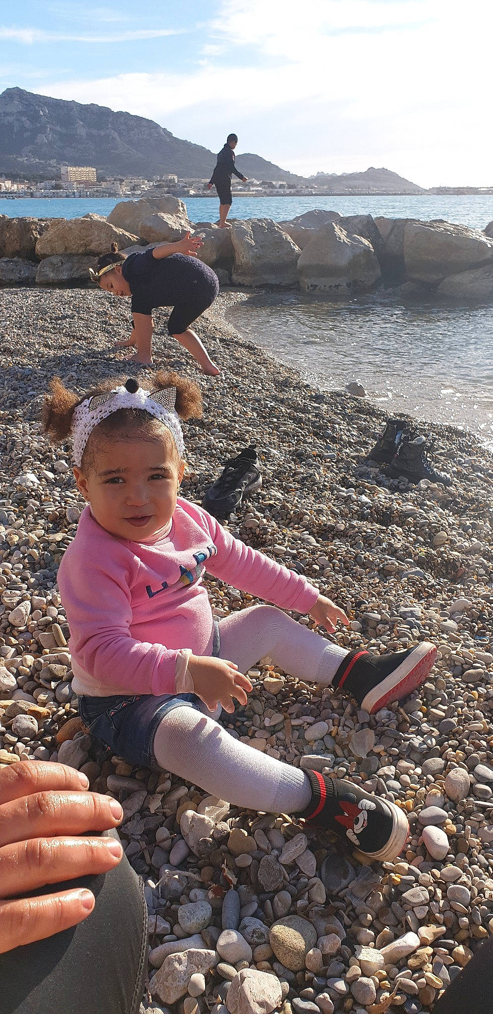 Amna a rejoint le concours — aidez-le/la à gagner de superbes lots ! child, coast, crab, person, rock, tide_pool