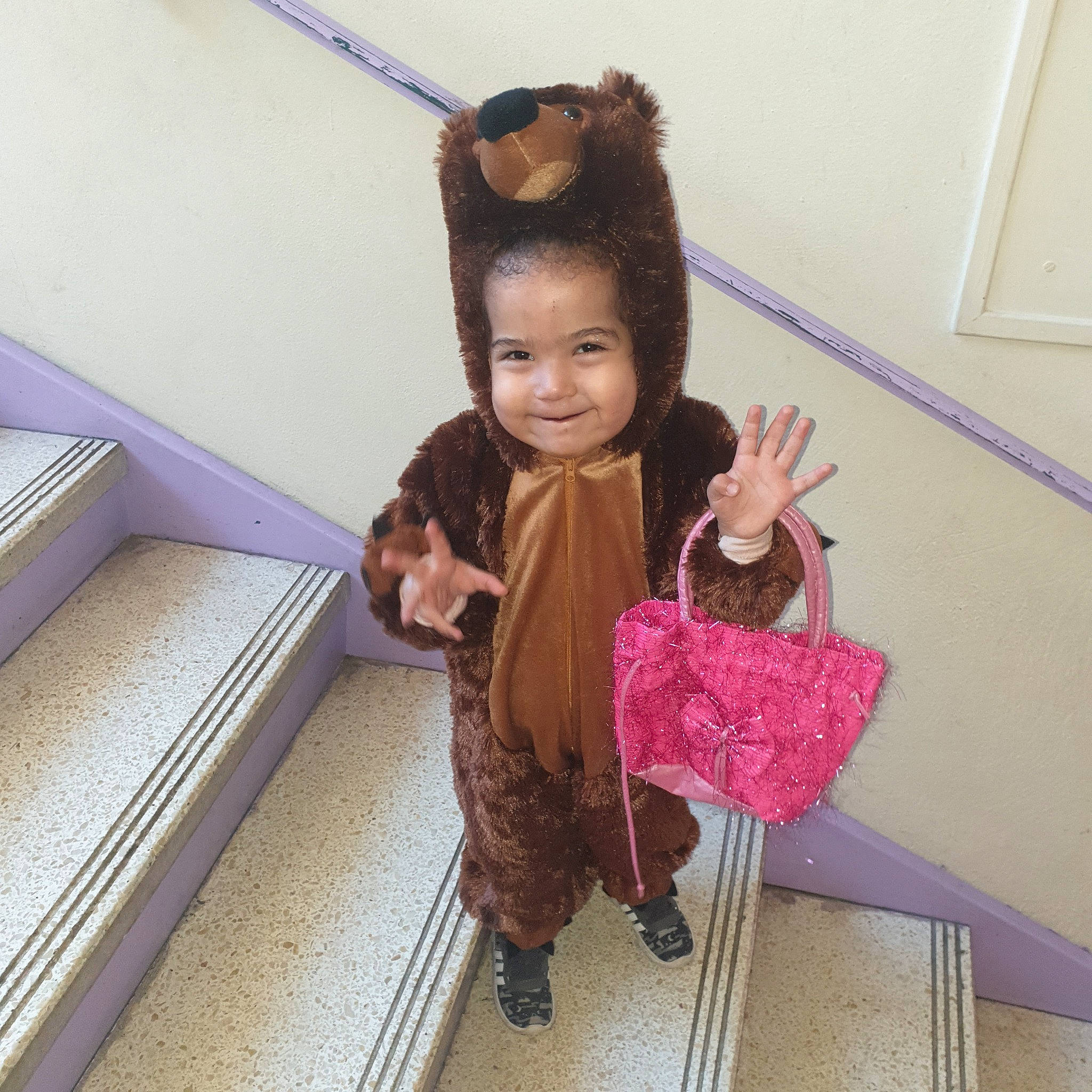 Amna participe au concours pour gagner de l'argent avec cette photo : child, costume, ear, fur, hair, happy, head, joy, long_hair, neck, outerwear, person, pink, play, shoulder, skin, smile, snapshot, toddler