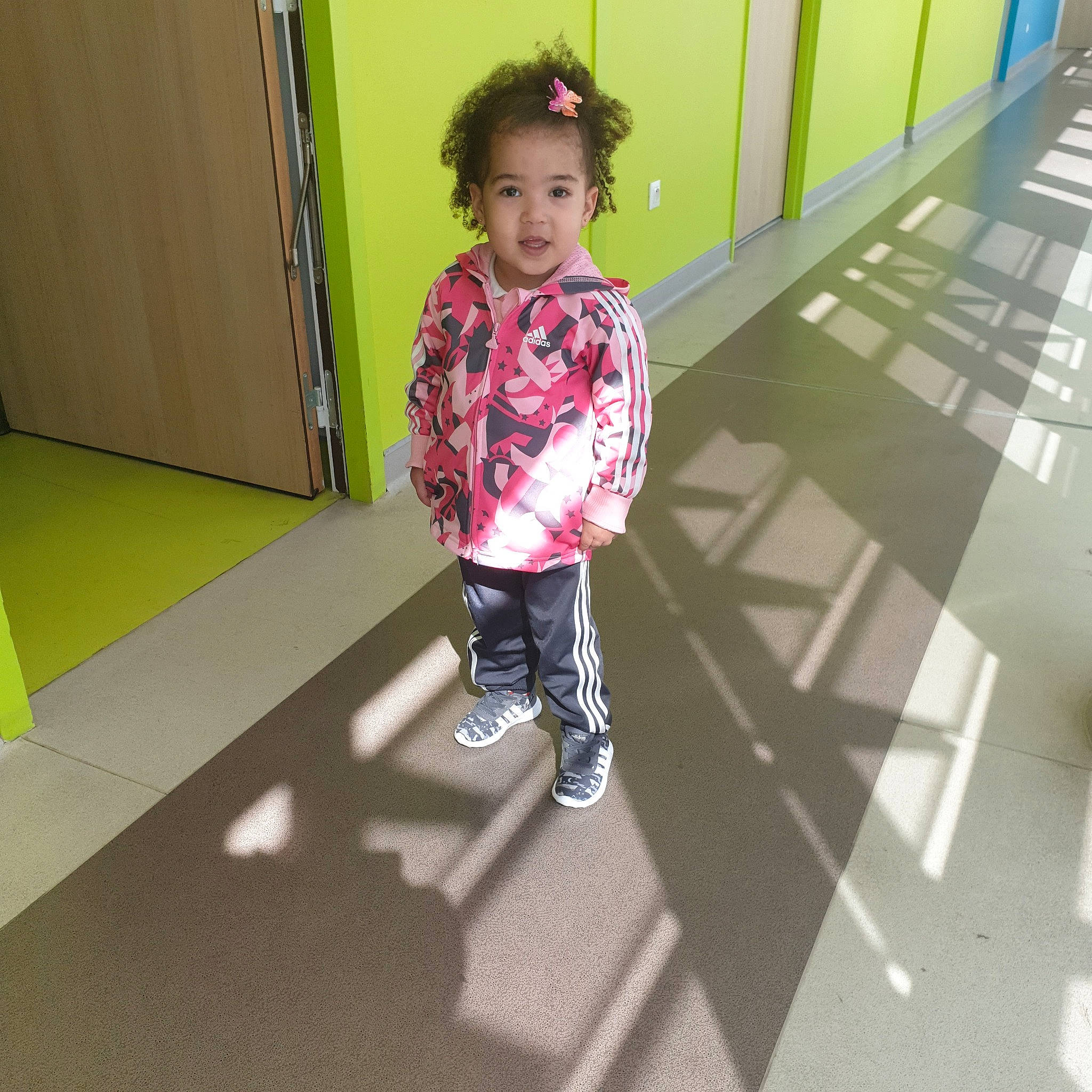 Amna participe au concours pour gagner de l'argent avec cette photo : child, floor, flooring, fun, leg, outerwear, person, pink, play, shoe, snapshot, standing, toddler