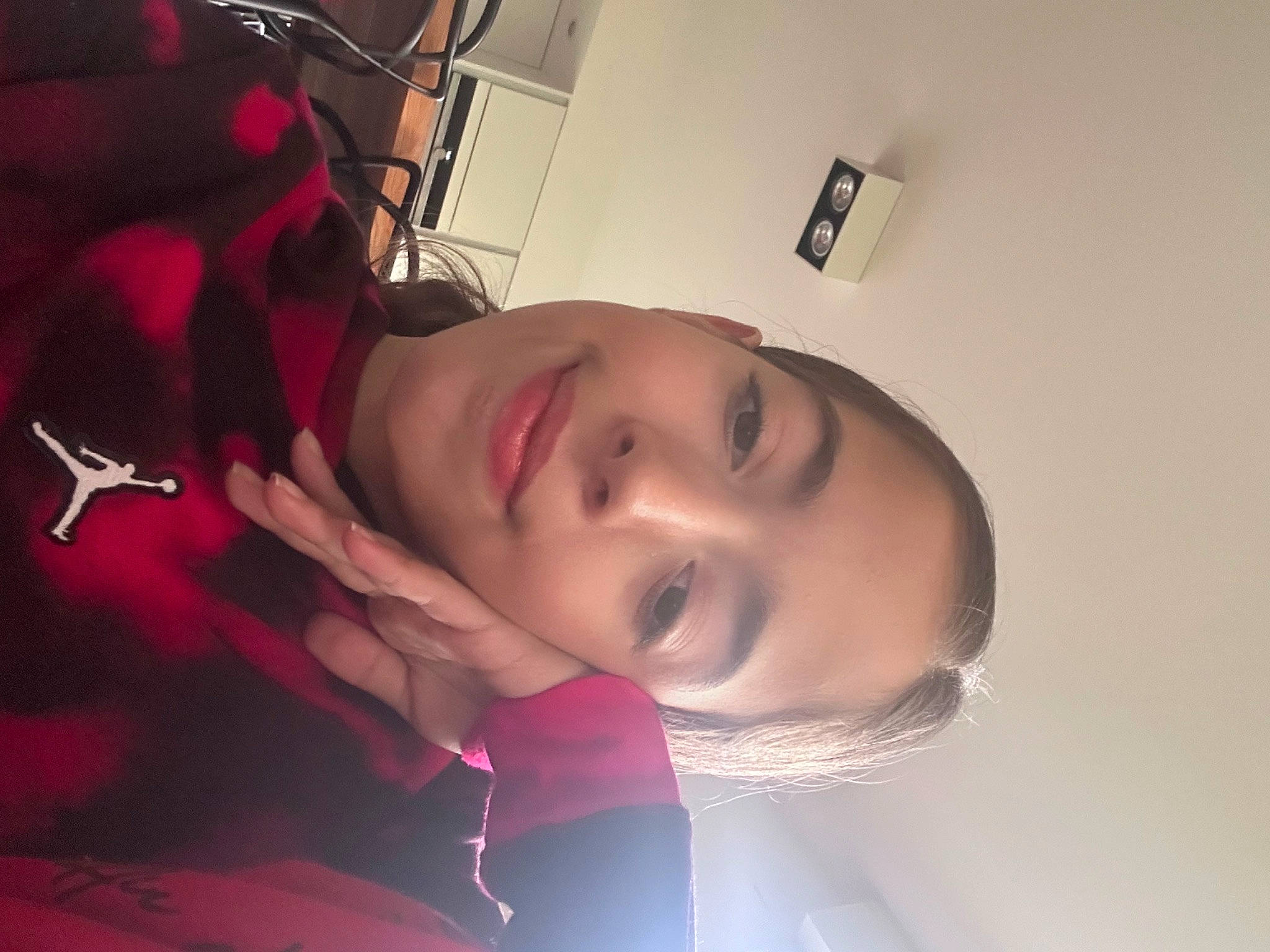 Stéphanie participe au concours pour gagner de l'argent avec cette photo : audio_equipment, black_hair, cheek, cool, ear, eyelash, eyewear, flash_photography, forehead, gesture, happy, jaw, joy, lip, magenta, mouth, neck, nose, person, selfie