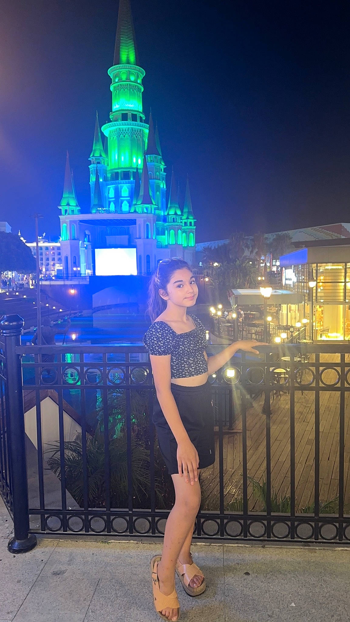 Ilayda a rejoint le concours — aidez-le/la à gagner de superbes lots ! beauty, building, city, electric_blue, electricity, entertainment, fashion_design, fence, flash_photography, fun, human_leg, joy, leg, metropolis, midnight, person, sky, skyscraper, standing, thigh