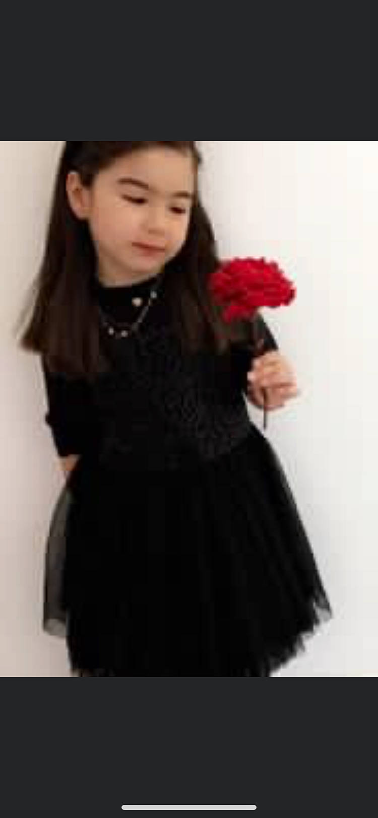 Ilayda a rejoint le concours — aidez-le/la à gagner de superbes lots ! black_hair, collar, day_dress, dress, fashion_design, flower, formal_wear, gesture, hair, hat, headgear, jacket, little_black_dress, long_hair, magenta, one_piece_garment, person, petal, sleeve, vintage_clothing