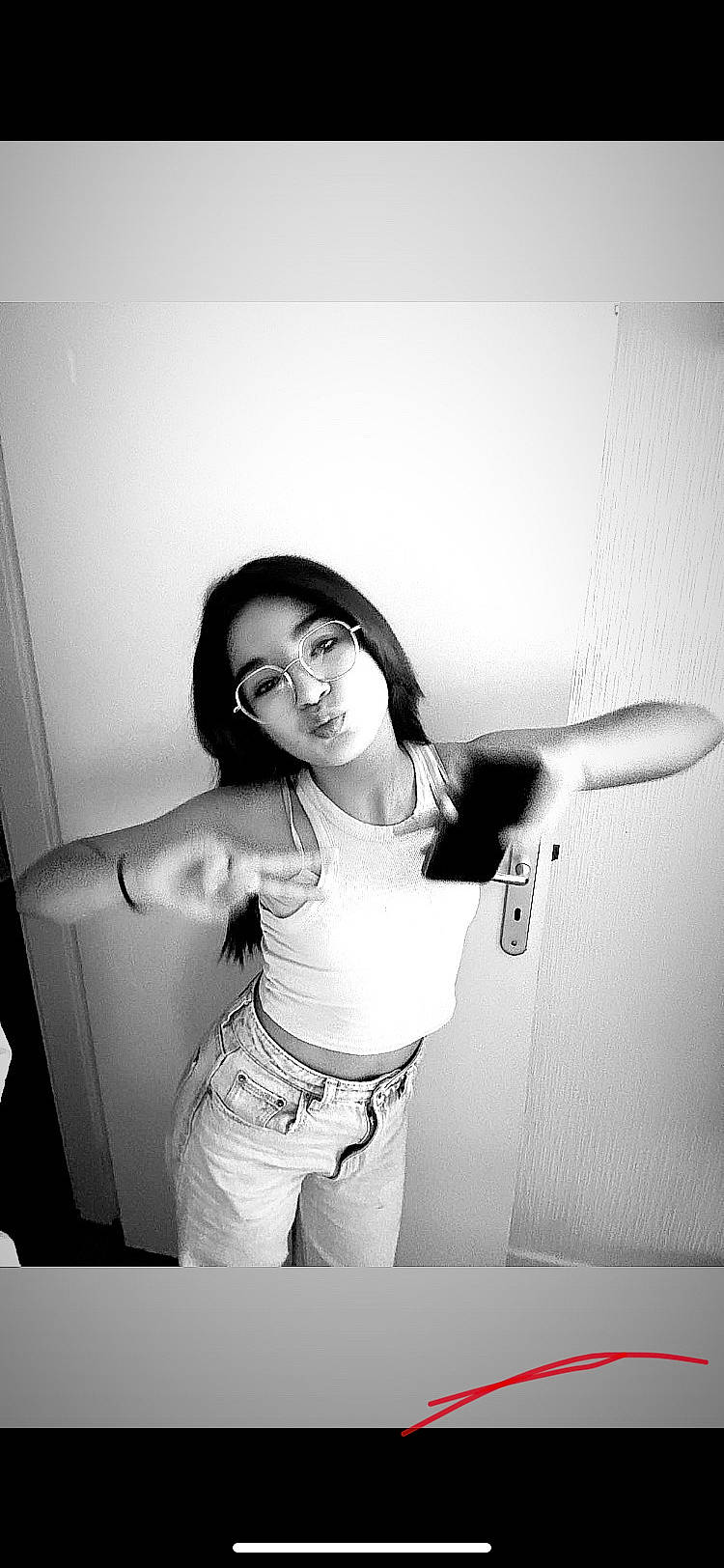 Ilayda a rejoint le concours — aidez-le/la à gagner de superbes lots ! arm, black_and_white, elbow, eyewear, flash_photography, fun, gesture, glasses, happy, human_body, human_leg, knee, monochrome, monochrome_photography, person, sleeve, style, t_shirt, thigh, waist