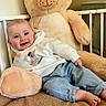 émile a rejoint le concours — aidez-le/la à gagner de superbes lots ! baby, teddy_bear, crib, hoodie, jeans, smile, child, indoor, plush_toy, infant, happy, cute, person, soft_toy, cozy, furniture, casual_clothing, light, portrait, relaxing