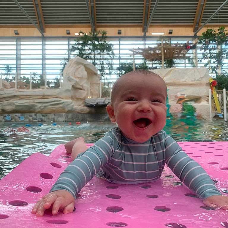 Noah a rejoint le concours — aidez-le/la à gagner de superbes lots ! baby, child, floating_mat, fun, happy, indoor, joy, leisure, paddle, playful, pool, recreation, relaxation, smiling, splash, summer, swimsuit, toddler, water, water_sports