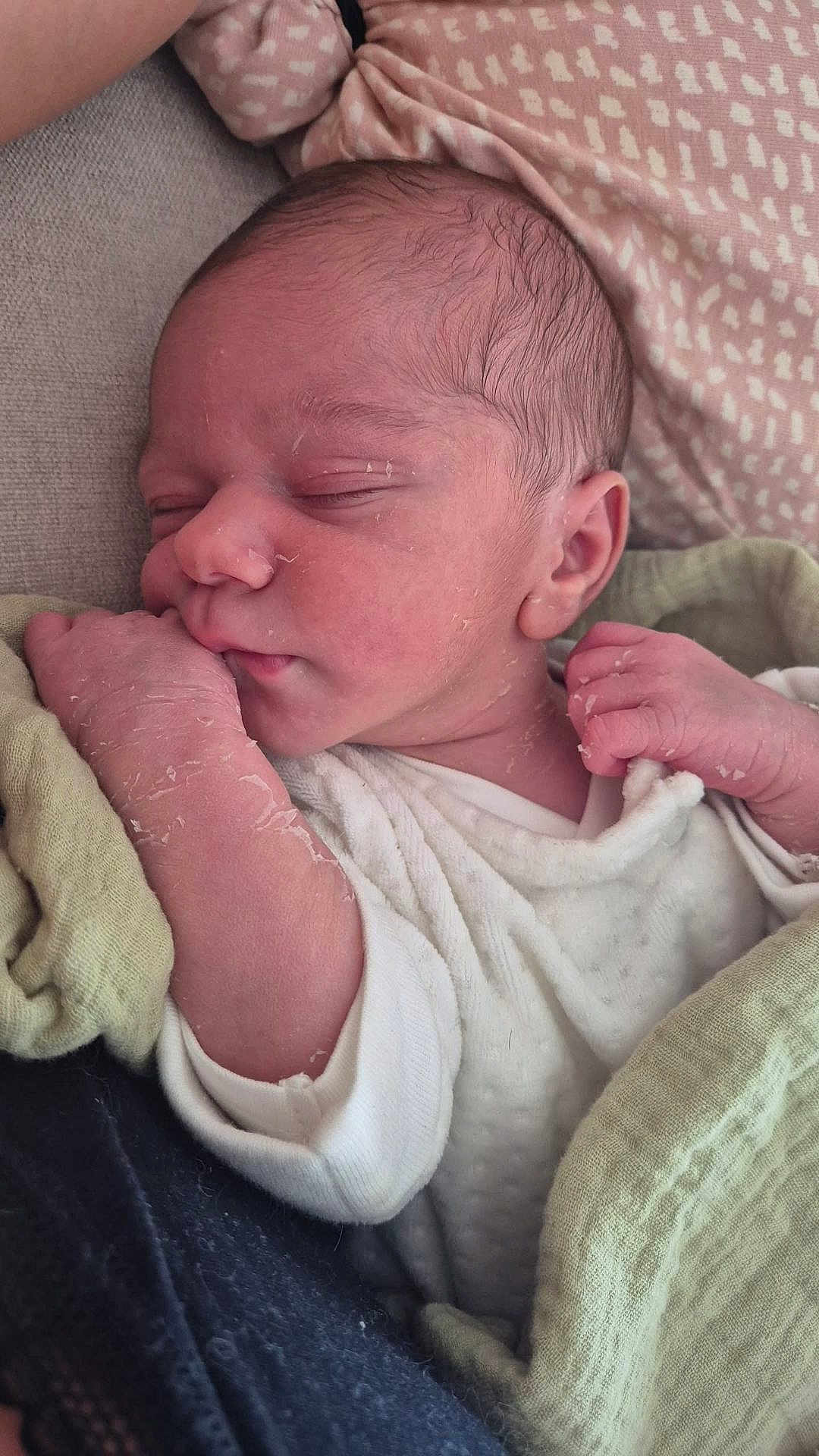 Mahé participe au concours pour gagner de l'argent avec cette photo : newborn, baby, sleeping, blanket, infant, face, skin, hand, cozy, soft, closeup, peaceful, resting, cute, child, portrait, indoors, wrapped, delicate, young