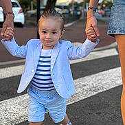 Elon a rejoint le concours — aidez-le/la à gagner de superbes lots ! toddler, child, holding_hands, walking, street, crosswalk, blue_shorts, striped_shirt, blazer, sneakers, adult_hands, outdoor, daytime, fashion, cute, person, urban, sidewalk, casual, happy