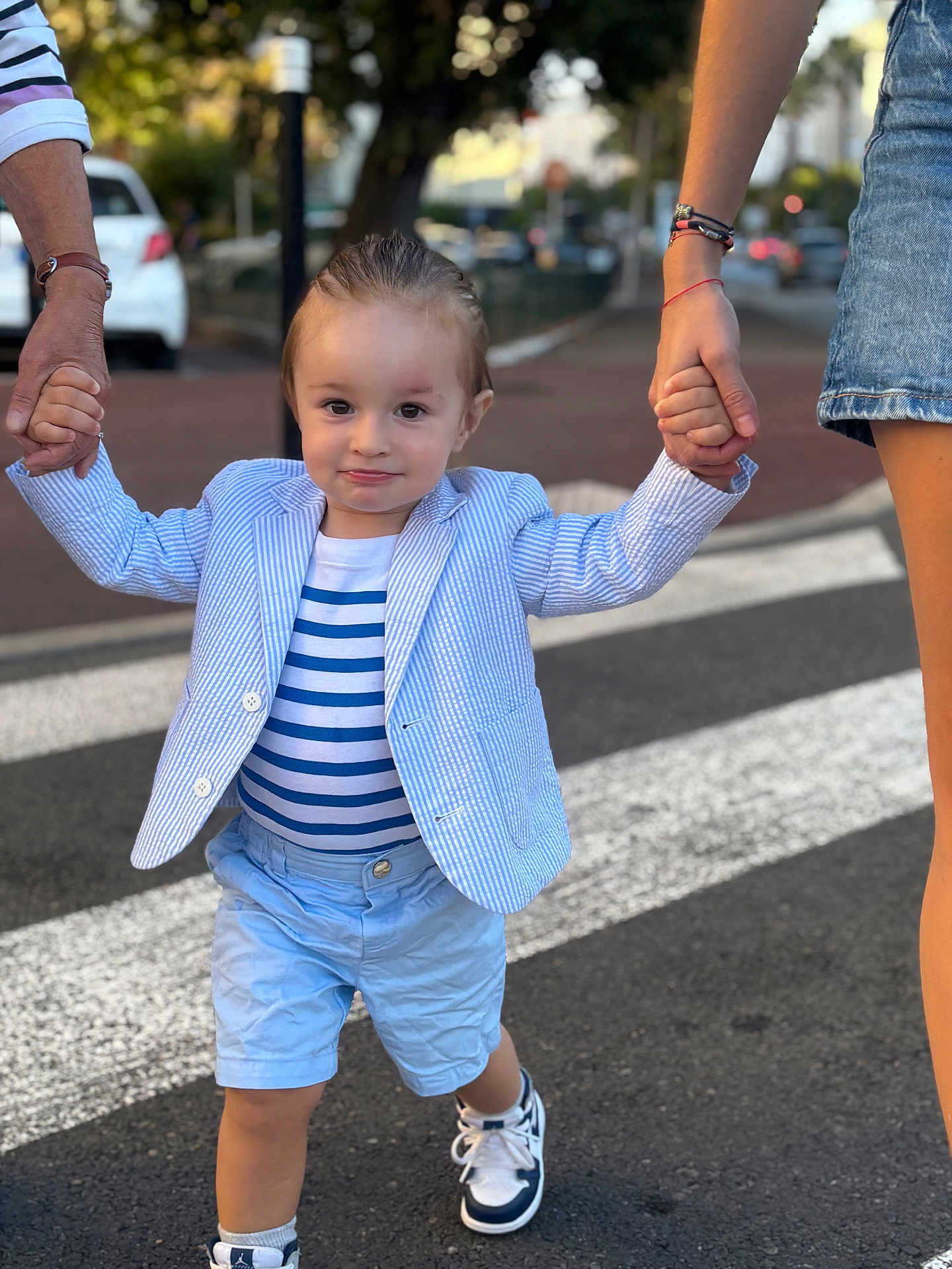 Elon a rejoint le concours — aidez-le/la à gagner de superbes lots ! toddler, child, holding_hands, walking, street, crosswalk, blue_shorts, striped_shirt, blazer, sneakers, adult_hands, outdoor, daytime, fashion, cute, person, urban, sidewalk, casual, happy