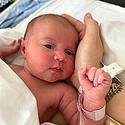 Liv a rejoint le concours — aidez-le/la à gagner de superbes lots ! baby, newborn, infant, hospital, wristband, hand, bracelet, blanket, skin, sleepy, portrait, closeup, person, resting, hospital_bed, comfort, care, cute, tender, family