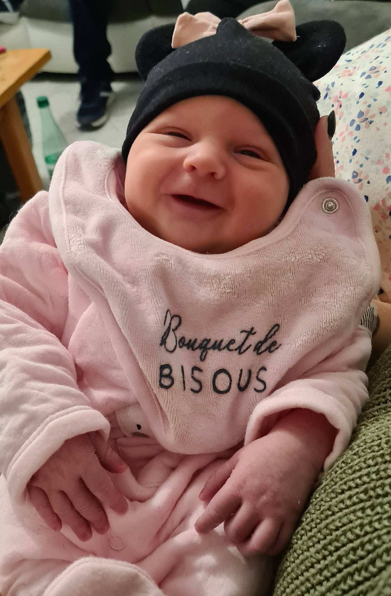 Jade a rejoint le concours — aidez-le/la à gagner de superbes lots ! baby, baby_products, baby_toddler_clothing, cap, cheek, child, comfort, happy, hat, headwear, linens, peach, person, pink, product, sitting, skin, sleeve, smile, thumb