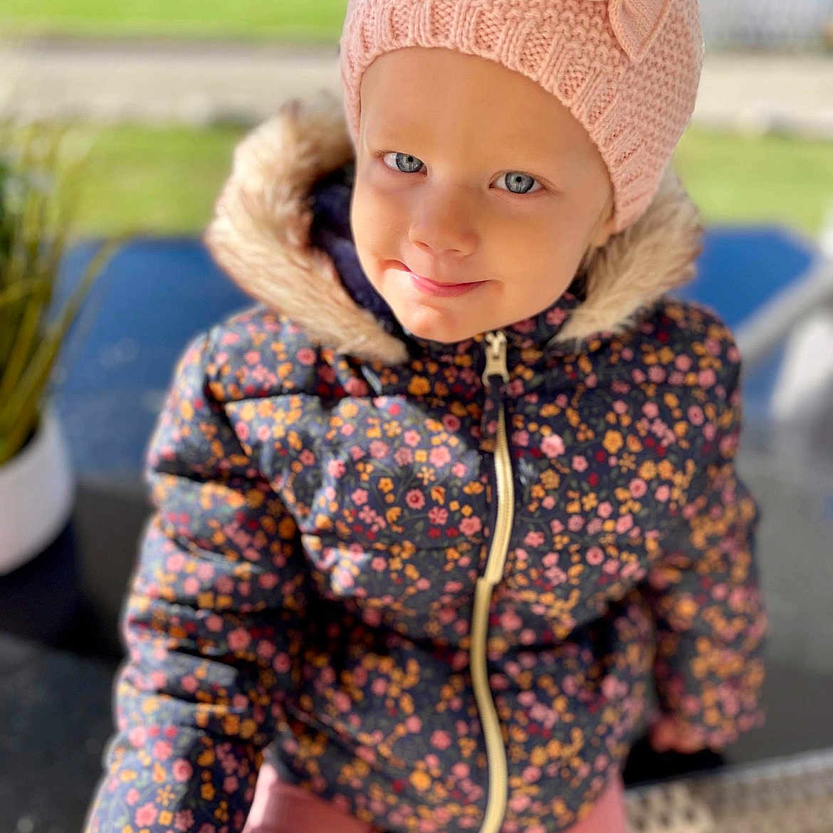 Julia a rejoint le concours — aidez-le/la à gagner de superbes lots ! baby_toddler_clothing, cap, dress, eye, flowerpot, grass, happy, head, headgear, houseplant, lip, outerwear, photograph, plant, skin, sleeve, smile, standing, street_fashion, textile