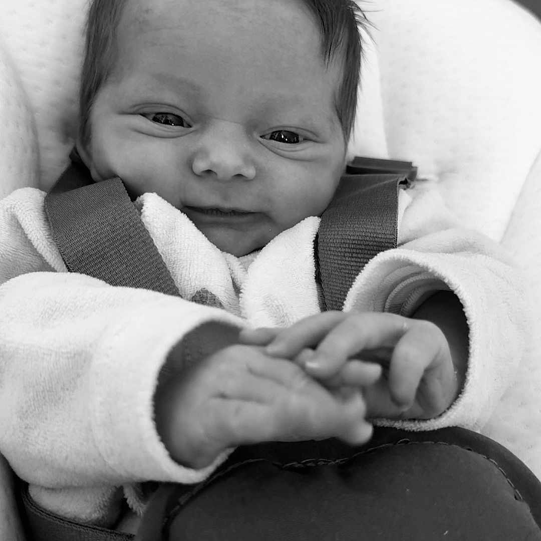 Théa participe au concours pour gagner de l'argent avec cette photo : baby, baby_seat, black_and_white, child, closeup, clothing, comfort, cozy, cute, expression, fabric, face, hands, indoor, infant, newborn, portrait, seat, smiling, soft