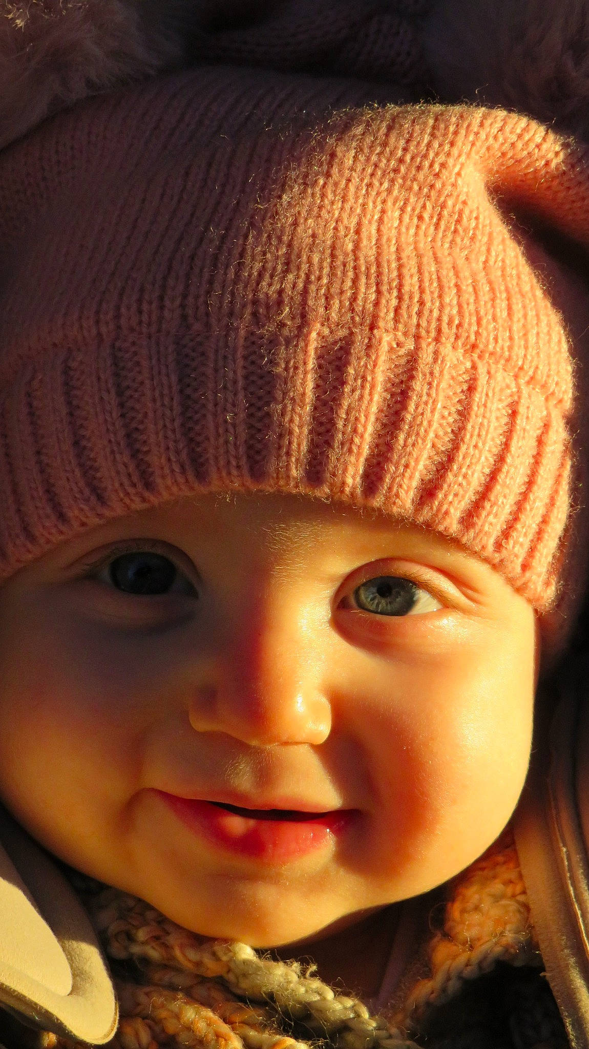 Lyssana a rejoint le concours — aidez-le/la à gagner de superbes lots ! beanie, cap, cheek, child, close_up, eye, eyebrow, eyelash, face, fashion_accessory, forehead, hat, head, headgear, joy, knit_cap, knitting, lip, nose, person