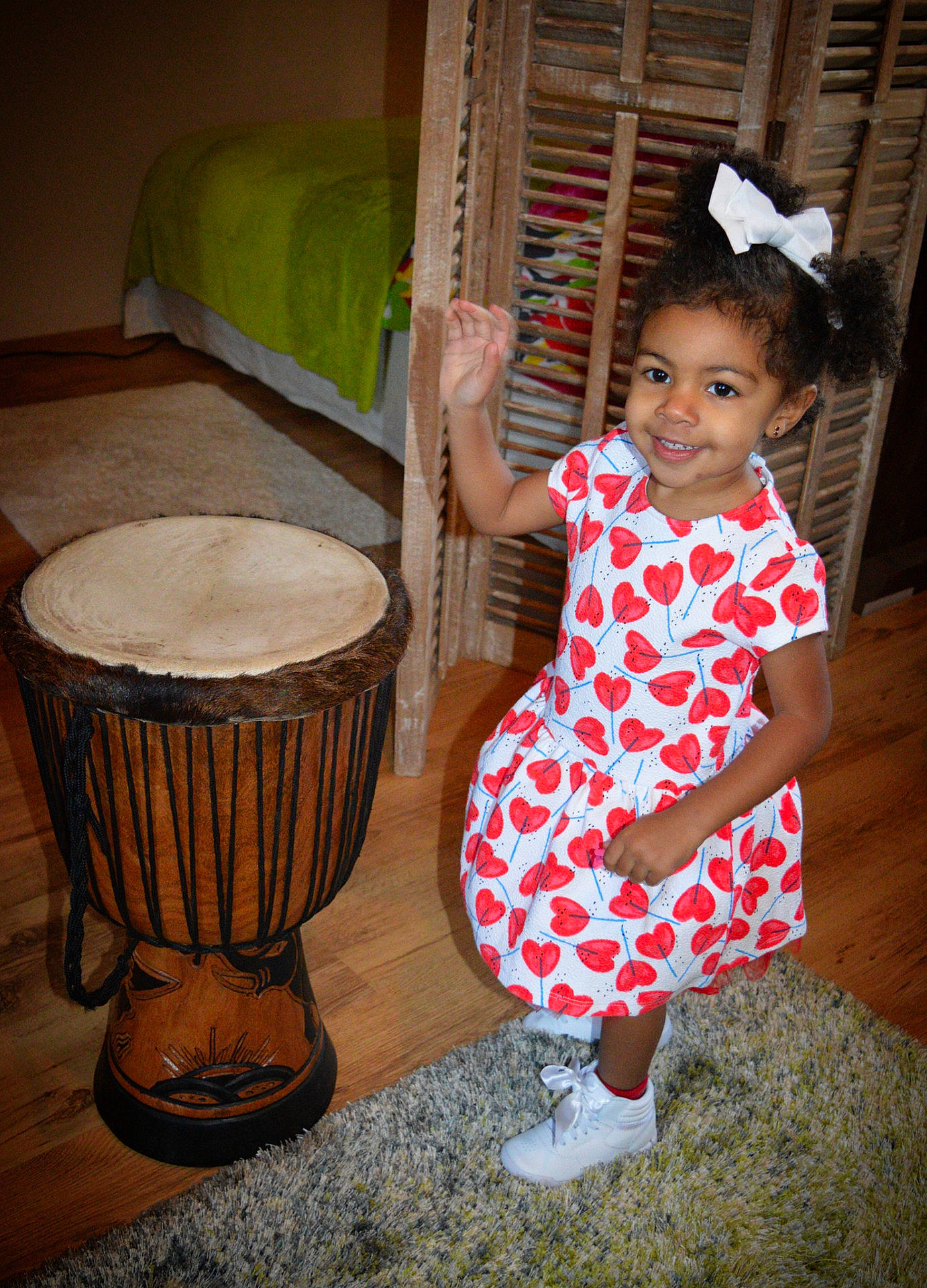 Espérance a rejoint le concours — aidez-le/la à gagner de superbes lots ! child, djembe, drum, fun, girl, hand_drum, joy, person, play, product, sitting, skin_head_percussion_instrument, toddler, tom_tom_drum