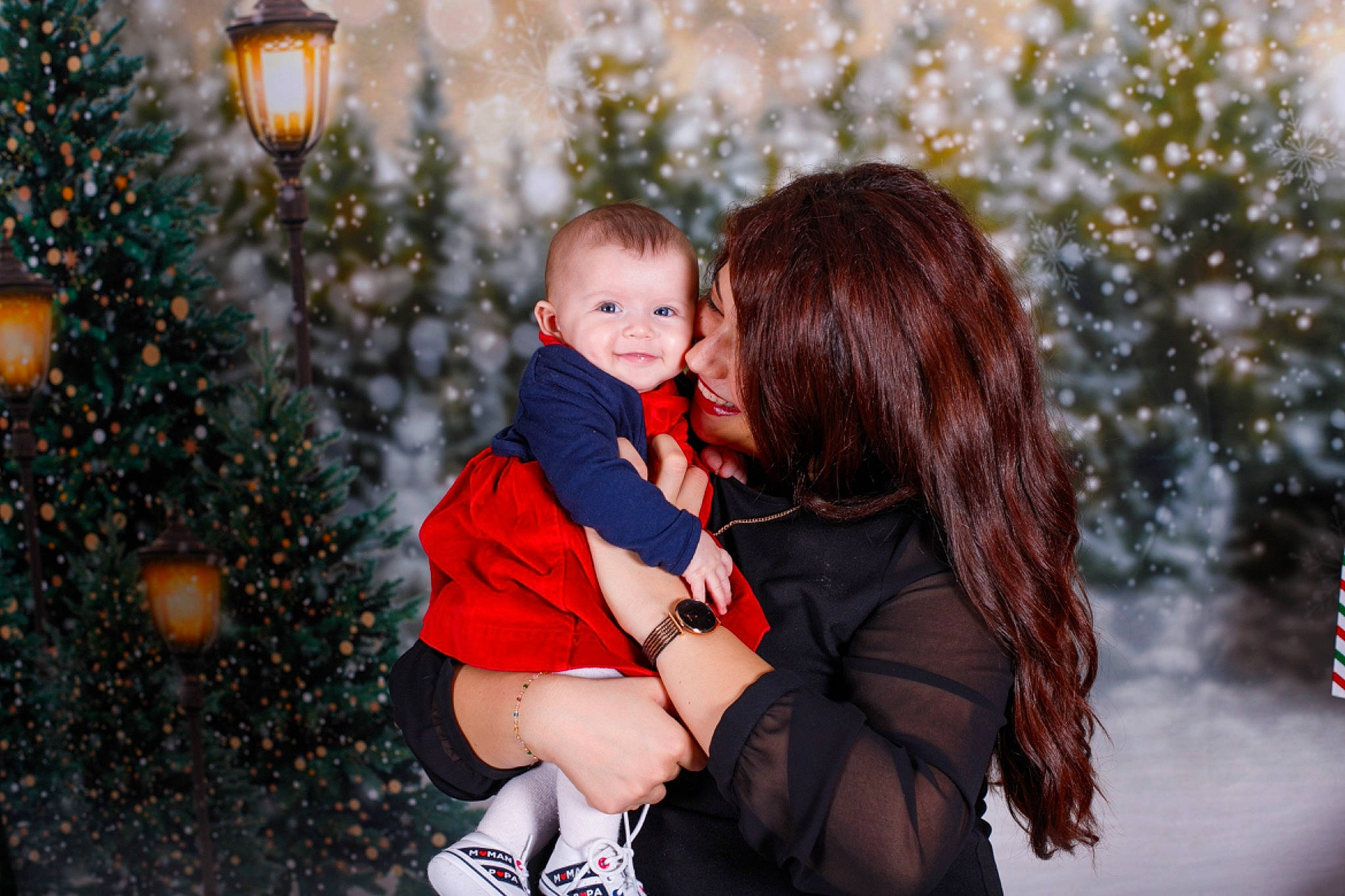 Yuna participe au concours pour gagner de l'argent avec cette photo : baby, child, christmas, christmas_ornament, event, flash_photography, fun, happy, head, holiday, joy, leisure, people, people_in_nature, person, photograph, red, standing, street_light, sunlight