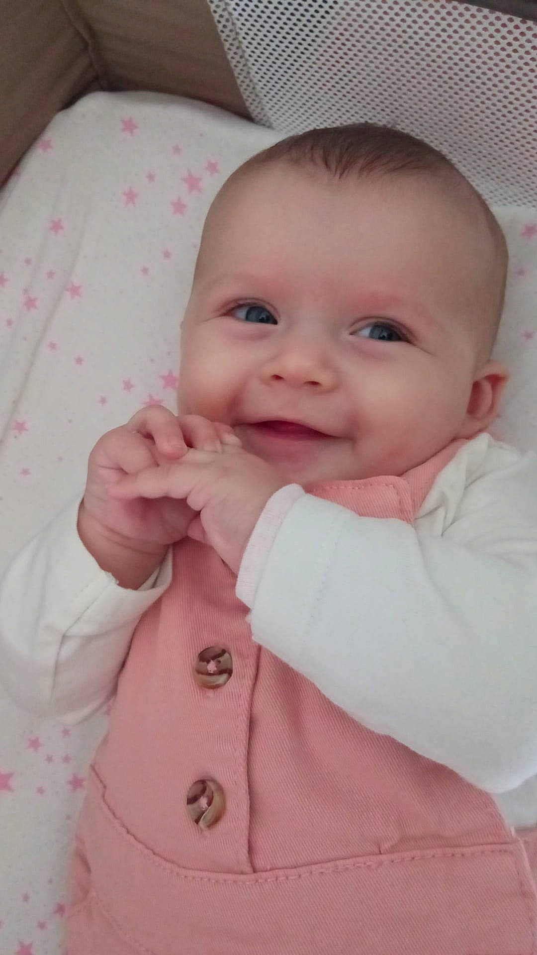 Yuna participe au concours pour gagner de l'argent avec cette photo : baby, baby_toddler_clothing, cheek, chin, collar, comfort, eyebrow, finger, gesture, happy, iris, joy, linens, lip, nose, person, pink, skin, sleeve, smile
