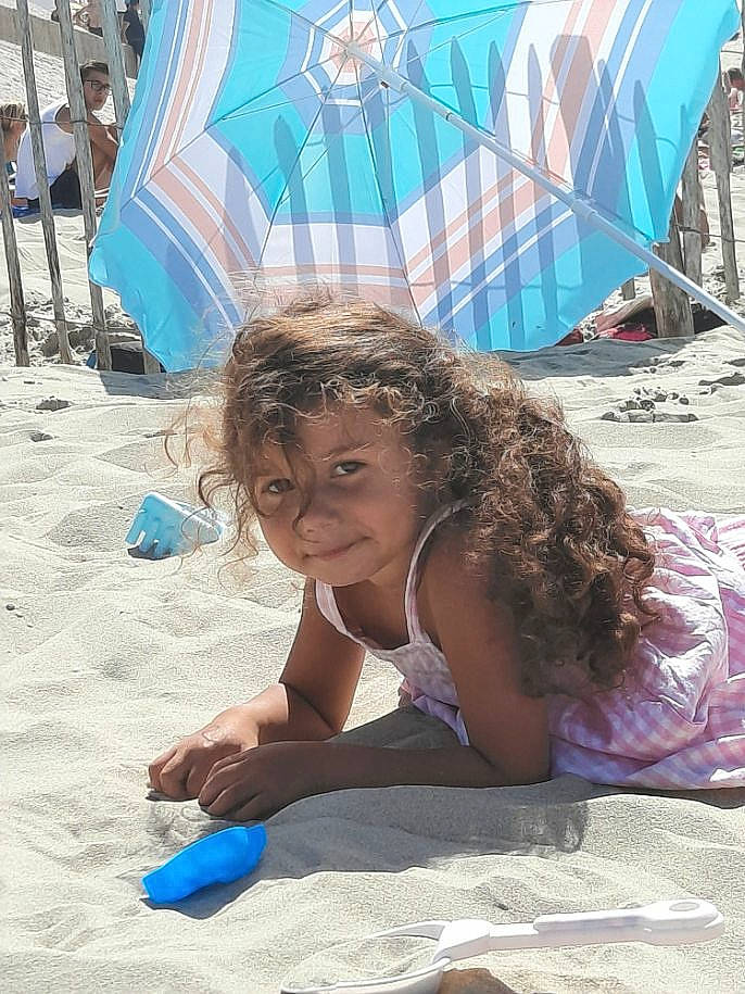 Imene a rejoint le concours — aidez-le/la à gagner de superbes lots ! azure, beach, beauty, blue, body_of_water, event, fun, hairstyle, happy, human, leisure, people_on_beach, person, recreation, sand, shade, snapshot, summer, thigh, toddler