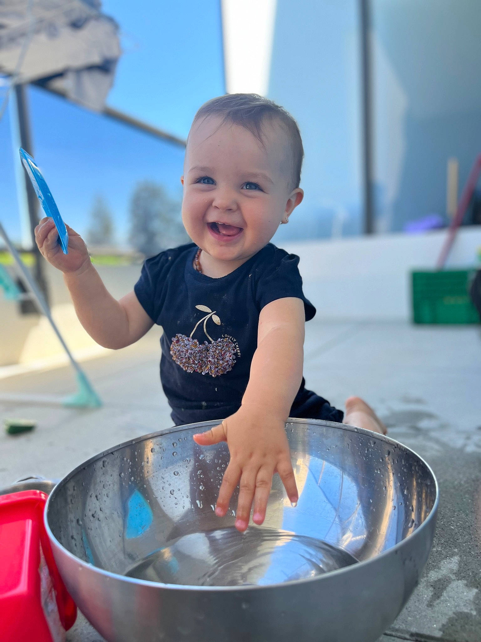Luna a rejoint le concours — aidez-le/la à gagner de superbes lots ! baby, baby_toddler_clothing, child, cooking, cookware_and_bakeware, facial_expression, fun, gas, happy, human, joy, leisure, person, recreation, sky, sleeve, smile, standing, t_shirt, toddler