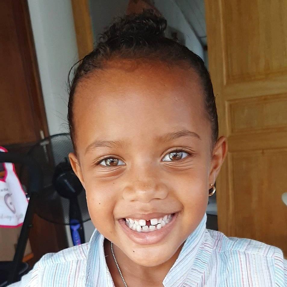 Emeline participe au concours pour gagner de l'argent avec cette photo : cheek, chin, cosmetic_dentistry, ear, eyebrow, eyelash, forehead, fun, happy, head, iris, jaw, joy, lip, mouth, neck, nose, person, skin, smile