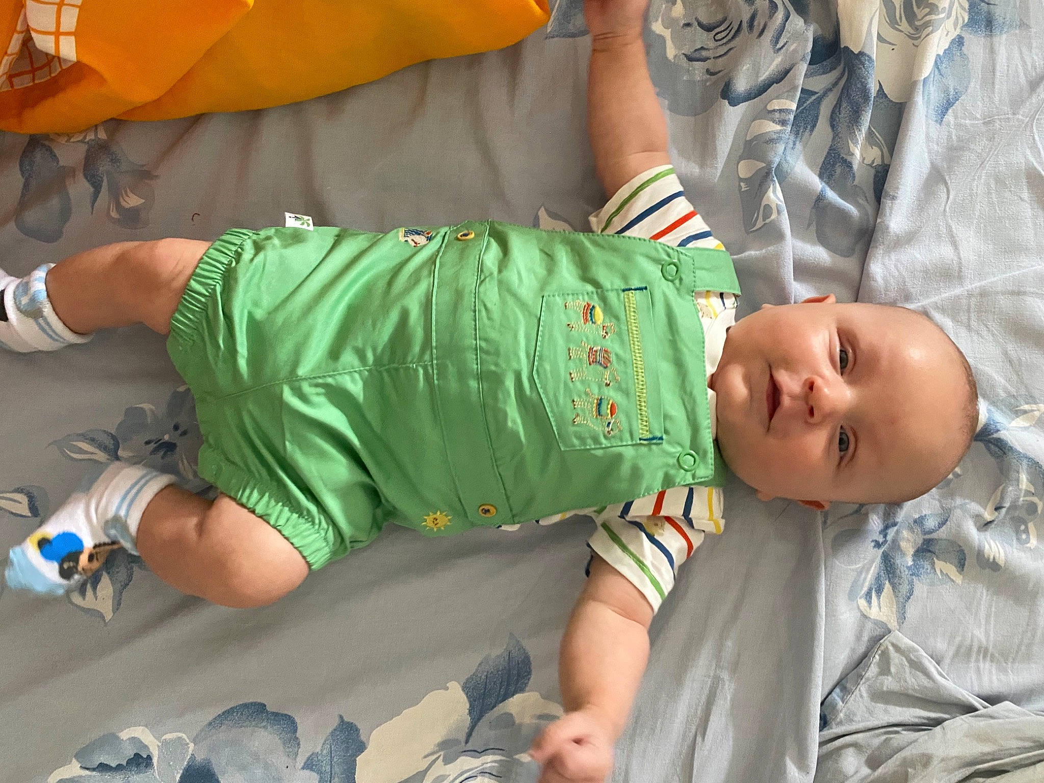 Titouan participe au concours pour gagner de l'argent avec cette photo : arm, baby, baby_products, baby_toddler_clothing, comfort, elbow, event, hand, human_leg, joint, knee, person, personal_protective_equipment, shorts, sitting, sleeve, sock, t_shirt, tableware, thigh