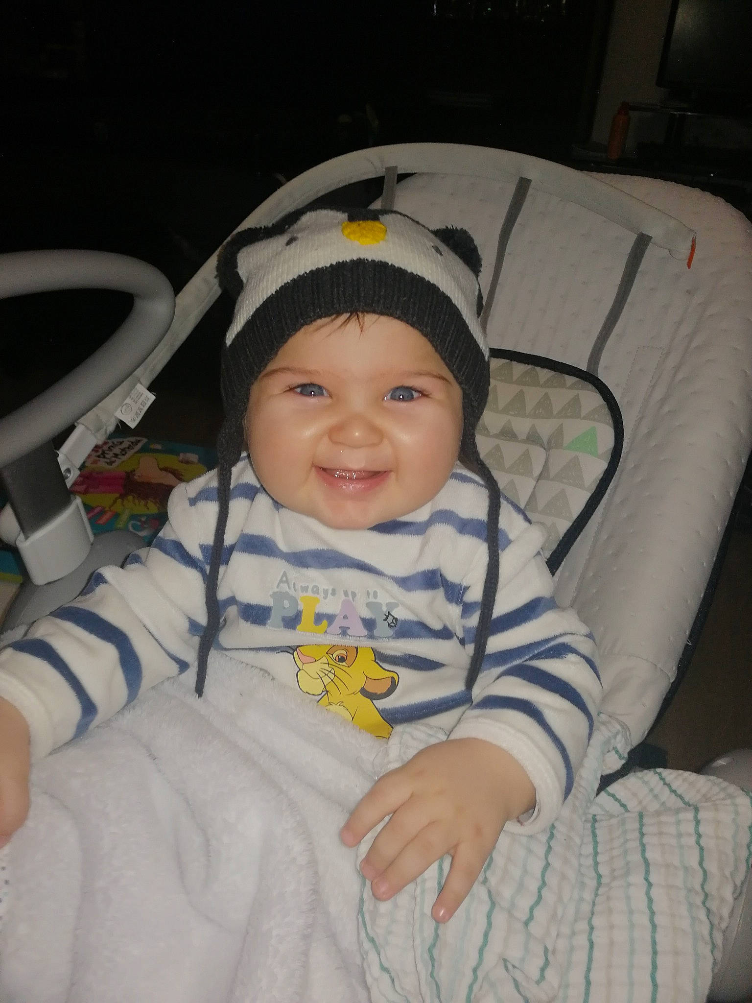 Fabio participe au concours pour gagner de l'argent avec cette photo : auto_part, baby, baby_products, baby_toddler_clothing, baseball_cap, cap, car_seat, cheek, child, comfort, eye, fun, happy, headgear, headwear, joy, luxury_vehicle, person, sitting, sleeve