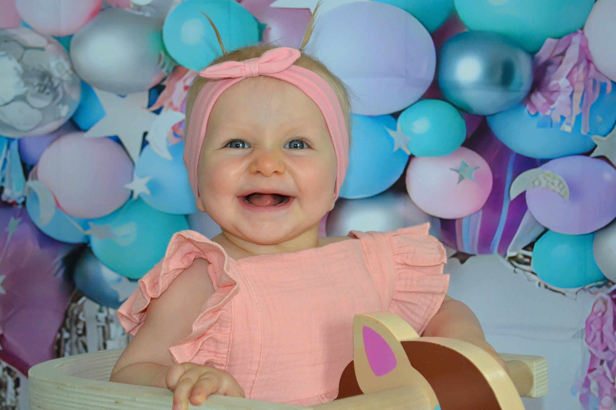 élorina participe au concours pour gagner de l'argent avec cette photo : baby, baby_laughing, baby_playing_with_toys, baby_toddler_clothing, balloon, birthday, chair, child, event, fun, happy, headwear, joy, magenta, party_supply, person, pink, product, smile, snapshot