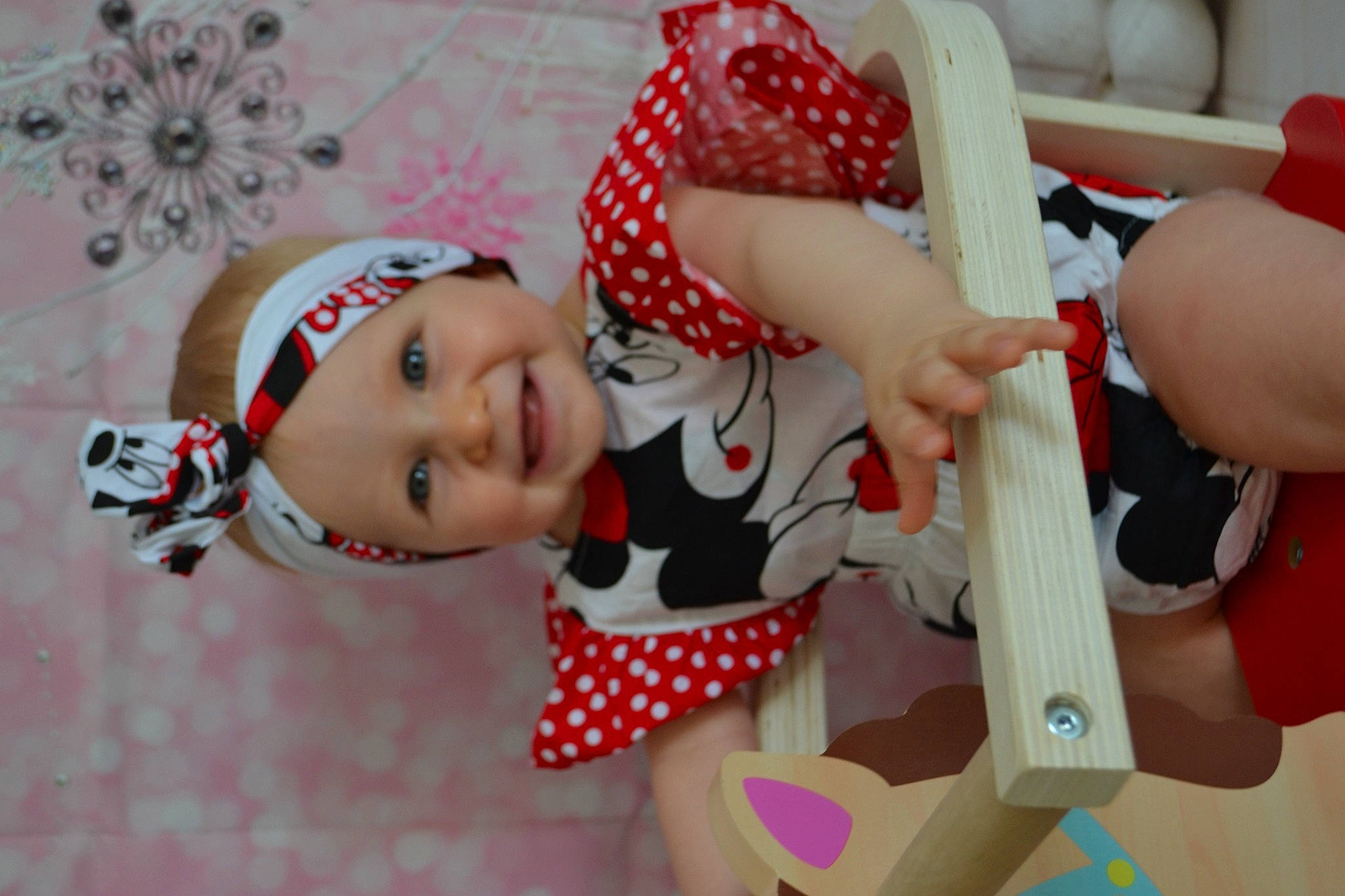 élorina participe au concours pour gagner de l'argent avec cette photo : baby, baby_products, baby_toddler_clothing, baby_toys, carmine, child, event, fictional_character, fun, hand, happy, head, headwear, human_body, joy, leg, pattern, person, pink, smile