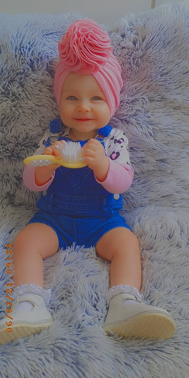 élorina participe au concours pour gagner de l'argent avec cette photo : art, azure, baby_toddler_clothing, costume_hat, doll, dress, electric_blue, happy, head, headgear, headwear, joy, leg, person, pink, purple, smile, textile, thigh, toy