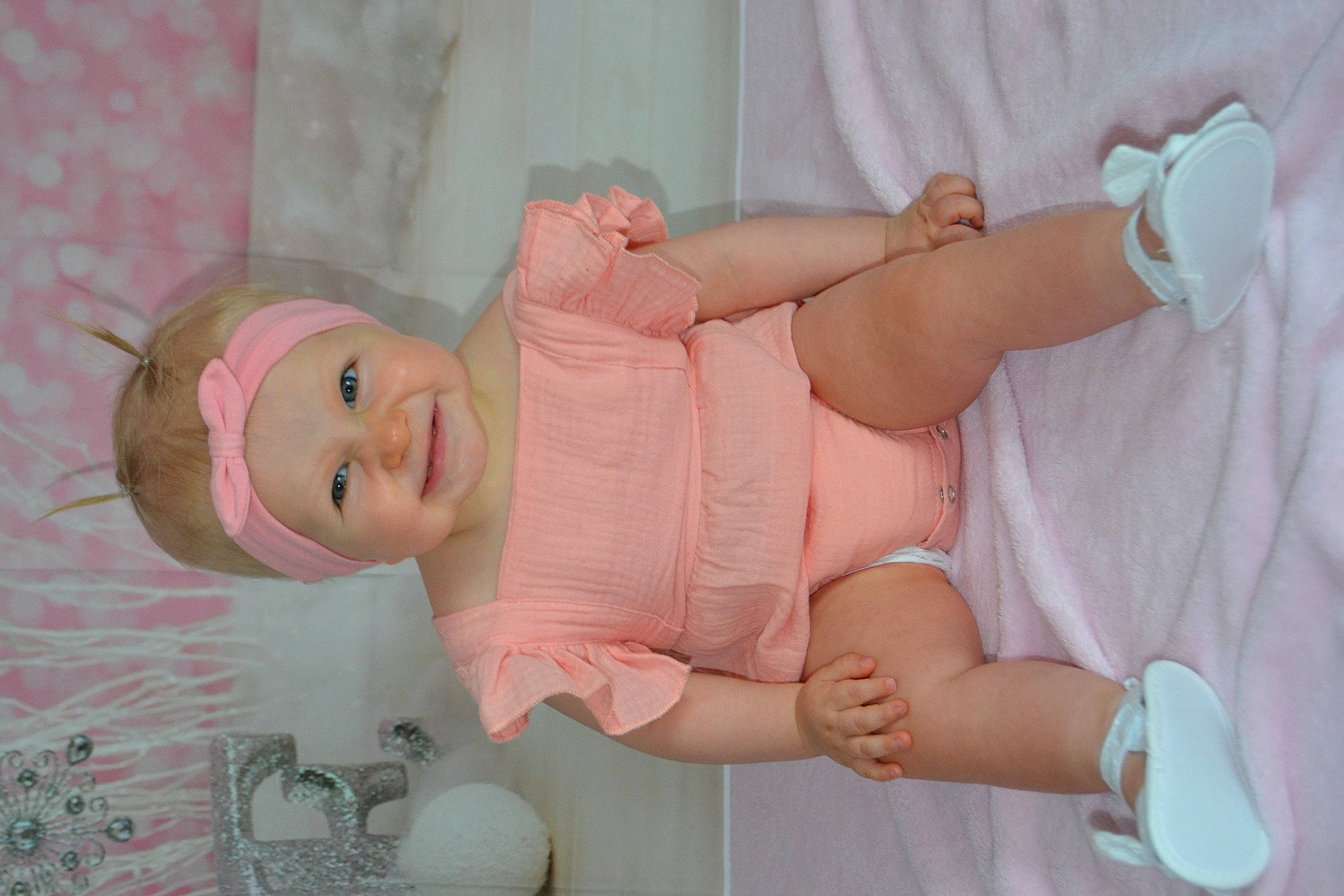 élorina a rejoint le concours — aidez-le/la à gagner de superbes lots ! abdomen, baby, baby_toddler_clothing, cheek, eye, eyelash, face, finger, happy, hat, headgear, headwear, human_body, joy, mouth, person, pink, skin, smile, stomach