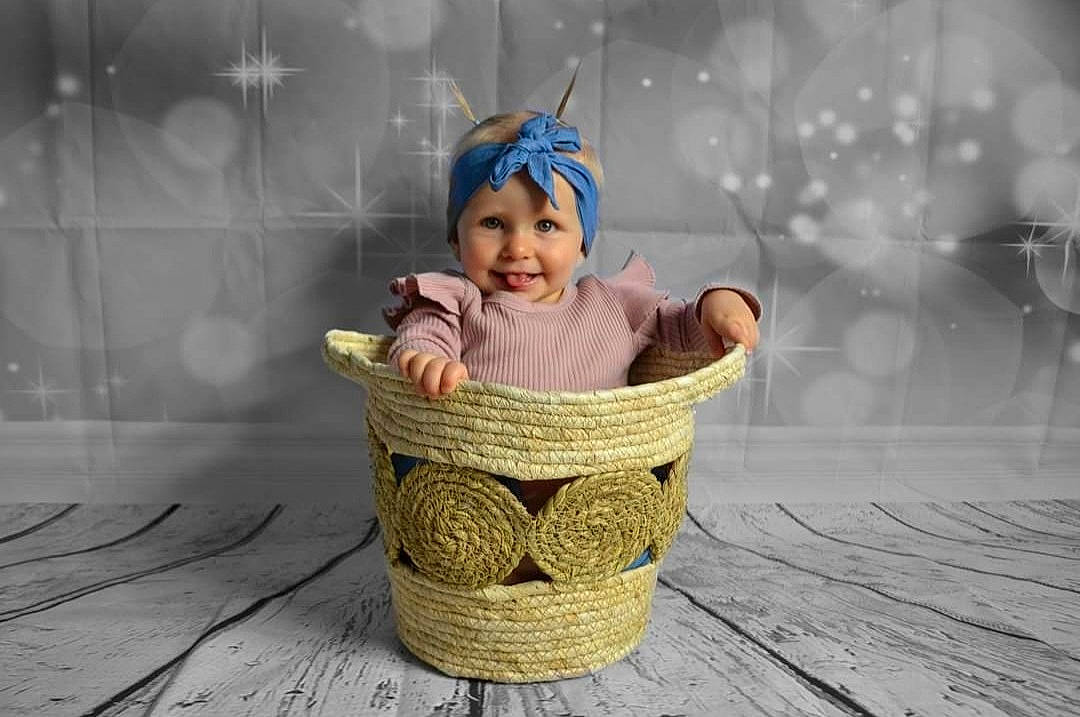 élorina participe au concours pour gagner de l'argent avec cette photo : baby, baby_products, baby_toddler_clothing, basket, comfort, flash_photography, flooring, fun, grass, happy, hardwood, head, headwear, joy, leisure, outdoor_furniture, people_in_nature, person, playing_with_kids, sitting