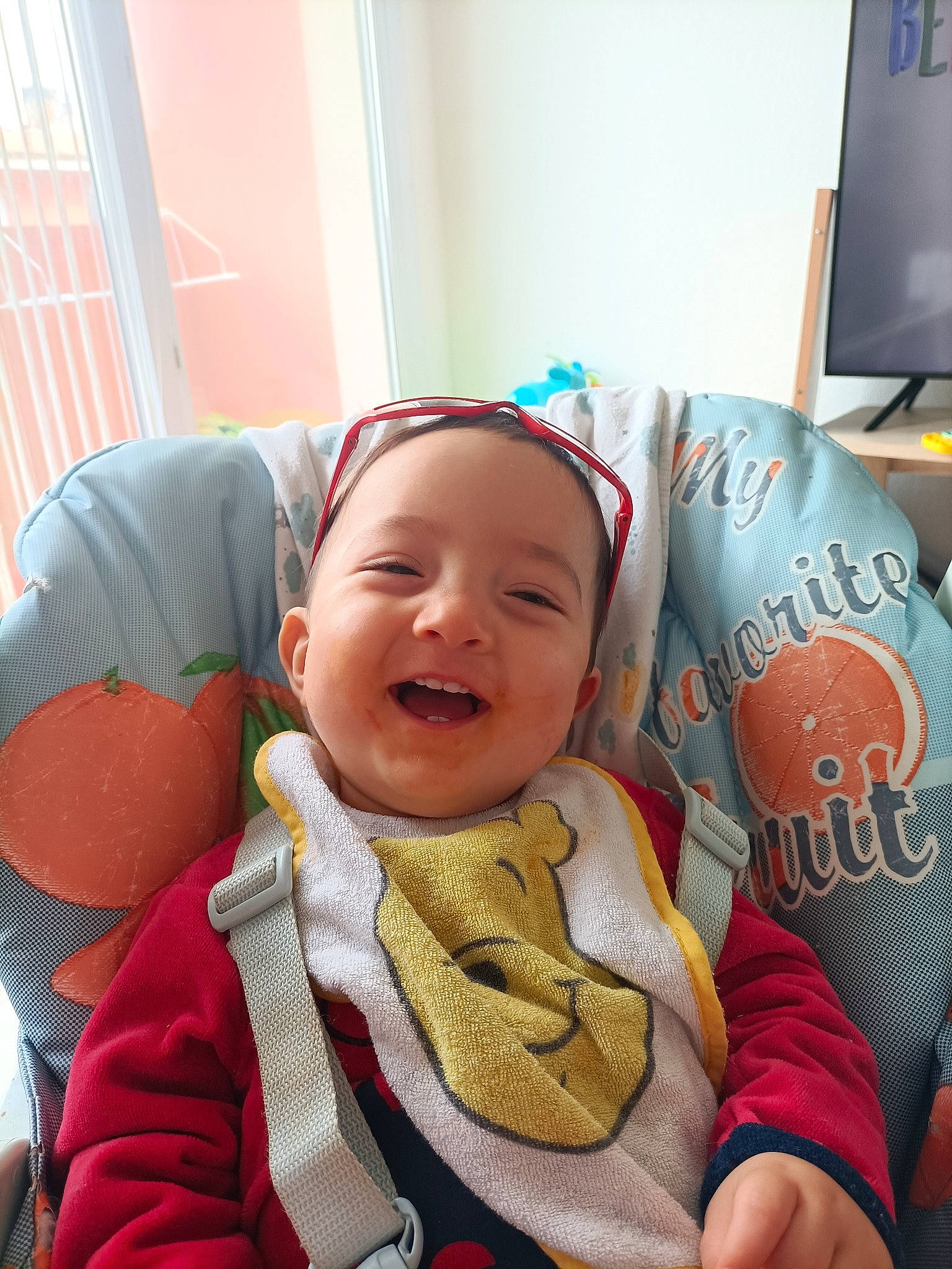 Ange a rejoint le concours — aidez-le/la à gagner de superbes lots ! baby, baby_laughing, baby_products, baby_safety, baby_toddler_clothing, carmine, cheek, child, comfort, event, fun, happy, laugh, mouth, person, room, sitting, smile, television, thumb