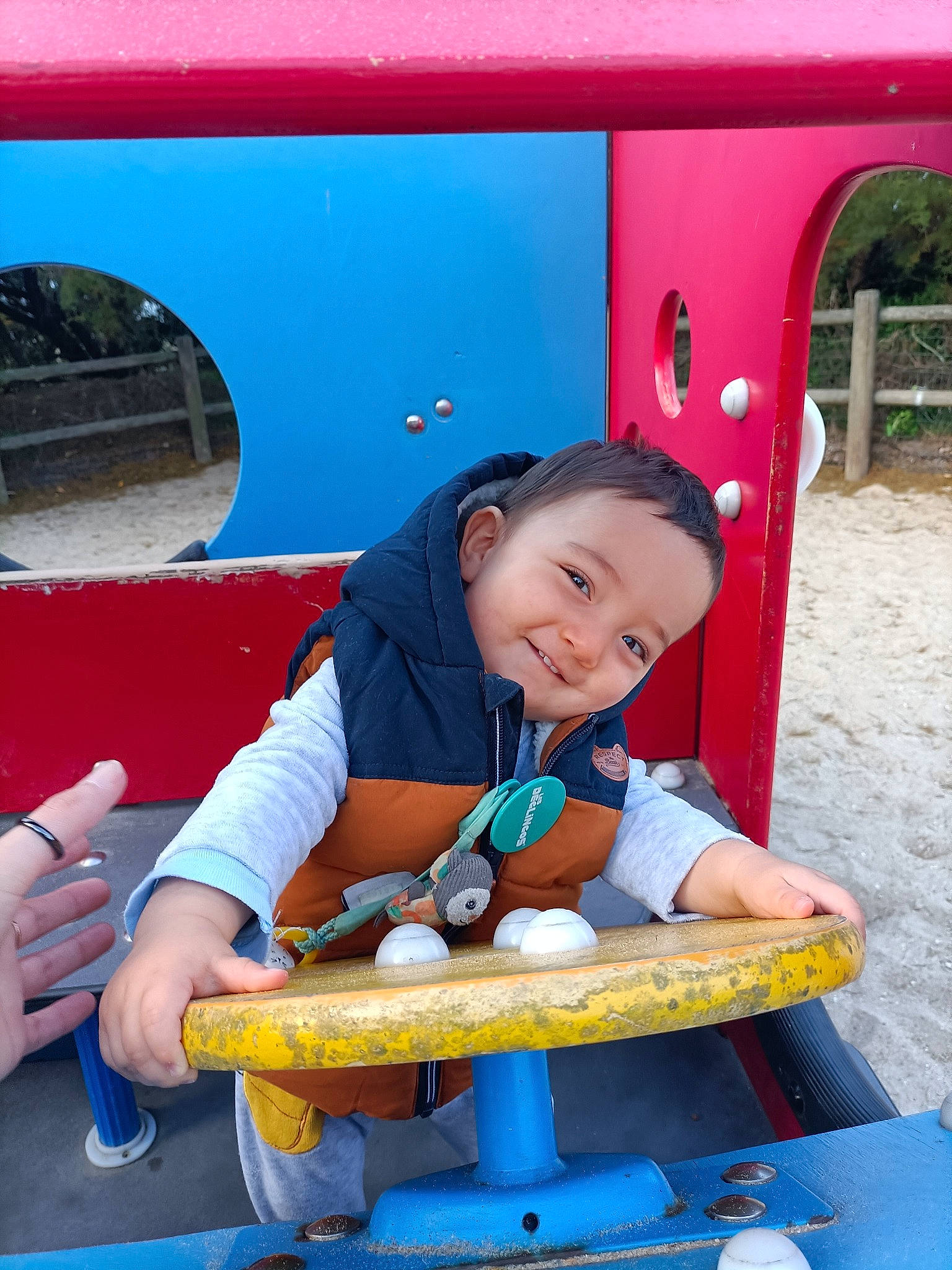 Ange a rejoint le concours — aidez-le/la à gagner de superbes lots ! auto_part, automotive_exterior, baby_toddler_clothing, bumper, child, electric_blue, fun, happy, joy, leisure, motor_vehicle, person, photograph, play, recreation, red, smile, snapshot, summer, toddler