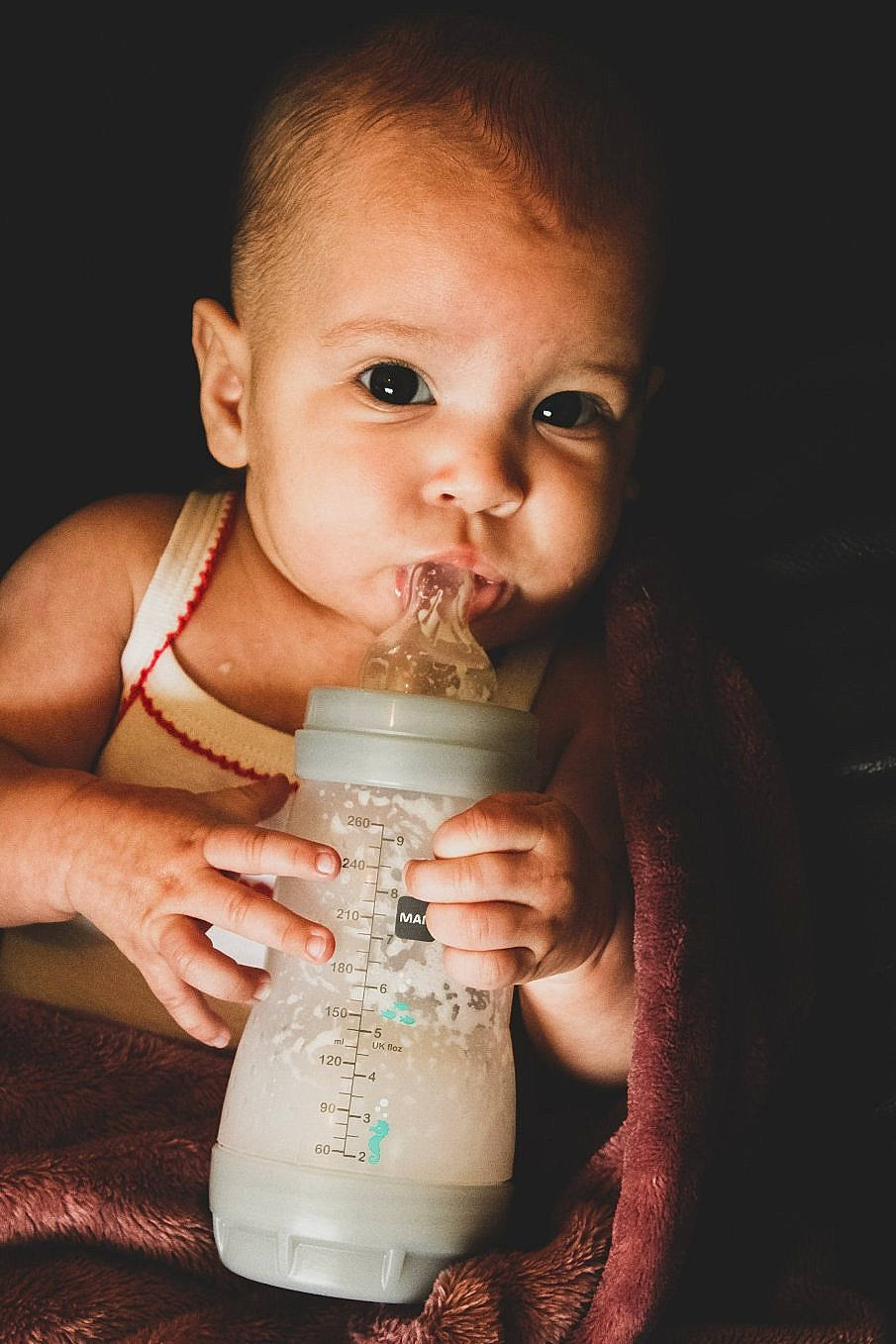 Lyah a rejoint le concours — aidez-le/la à gagner de superbes lots ! baby, baby_bottle, baby_products, bottle, cheek, child, dairy, drink, drinking, drinkware, eye, face, infant_formula, nose, person, plastic_bottle, product, tableware, toddler, water