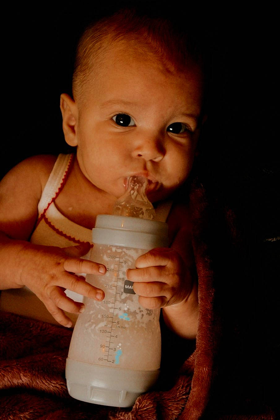 Lyah participe au concours pour gagner de l'argent avec cette photo : baby, baby_bottle, baby_products, bottle, cheek, child, dairy, drink, drinking, drinkware, eye, infant_formula, lip, mouth, nose, person, plastic_bottle, product, tableware, toddler
