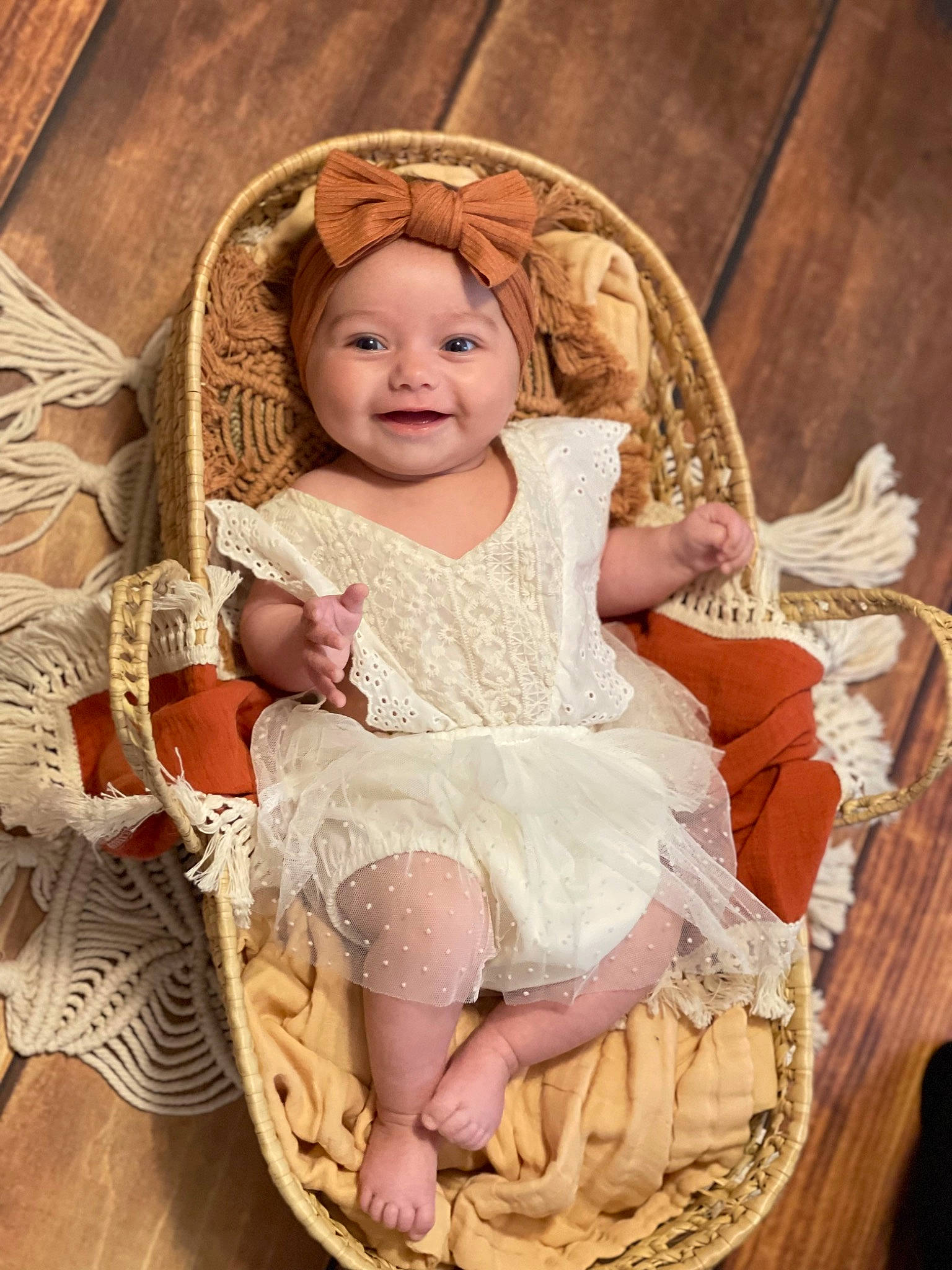 Ambre a rejoint le concours — aidez-le/la à gagner de superbes lots ! baby, baby_toddler_clothing, blond, chair, cheek, comfort, dress, eye, fawn, flash_photography, fun, happy, headgear, headwear, human_body, iris, joy, person, product, skin