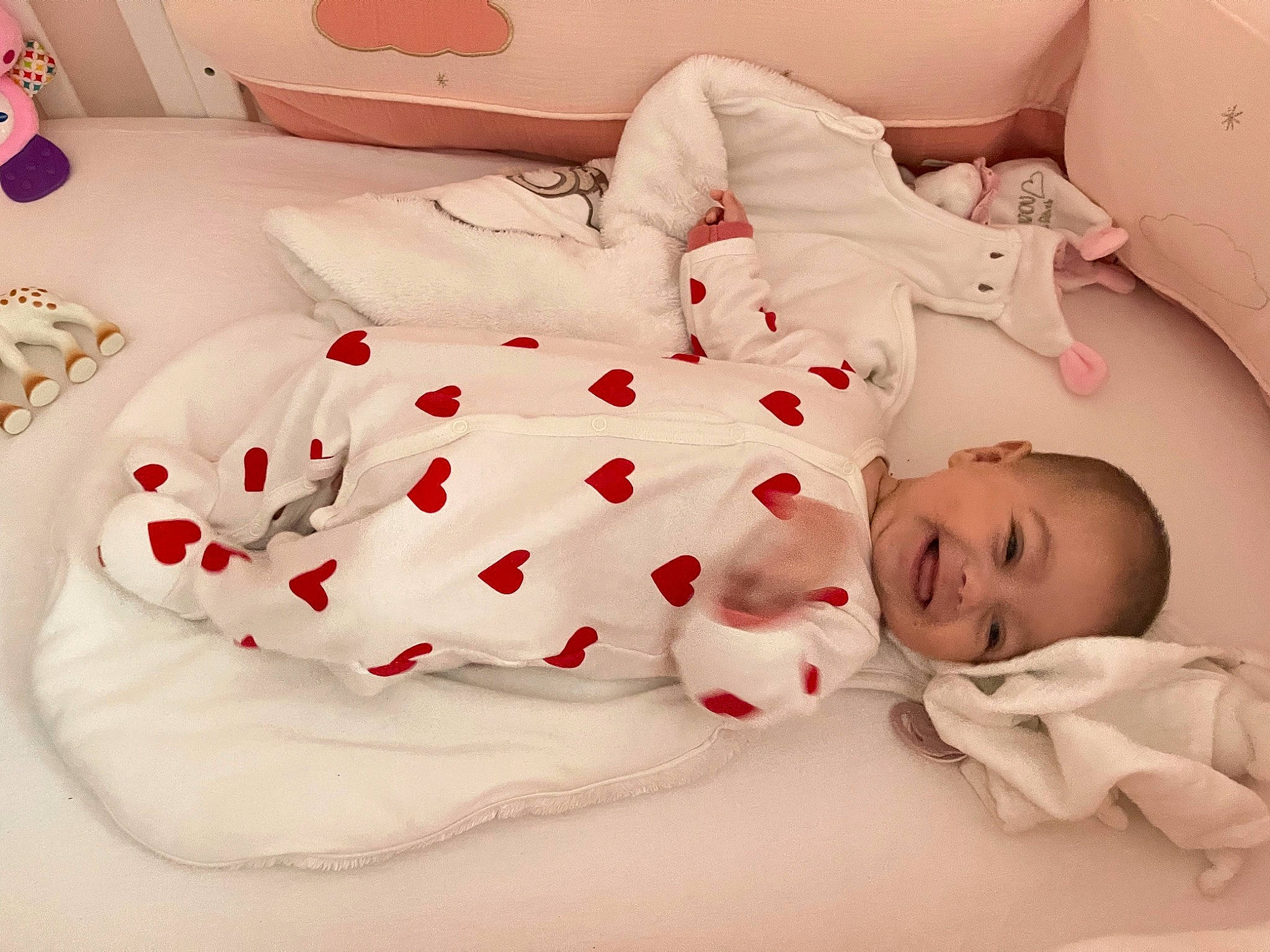 Ambre a rejoint le concours — aidez-le/la à gagner de superbes lots ! baby, baby_sleeping, baby_toddler_clothing, bed, bed_sheet, bedding, bedtime, carmine, child, comfort, flesh, human_leg, joy, linens, pattern, person, pink, room, skin, sleeve