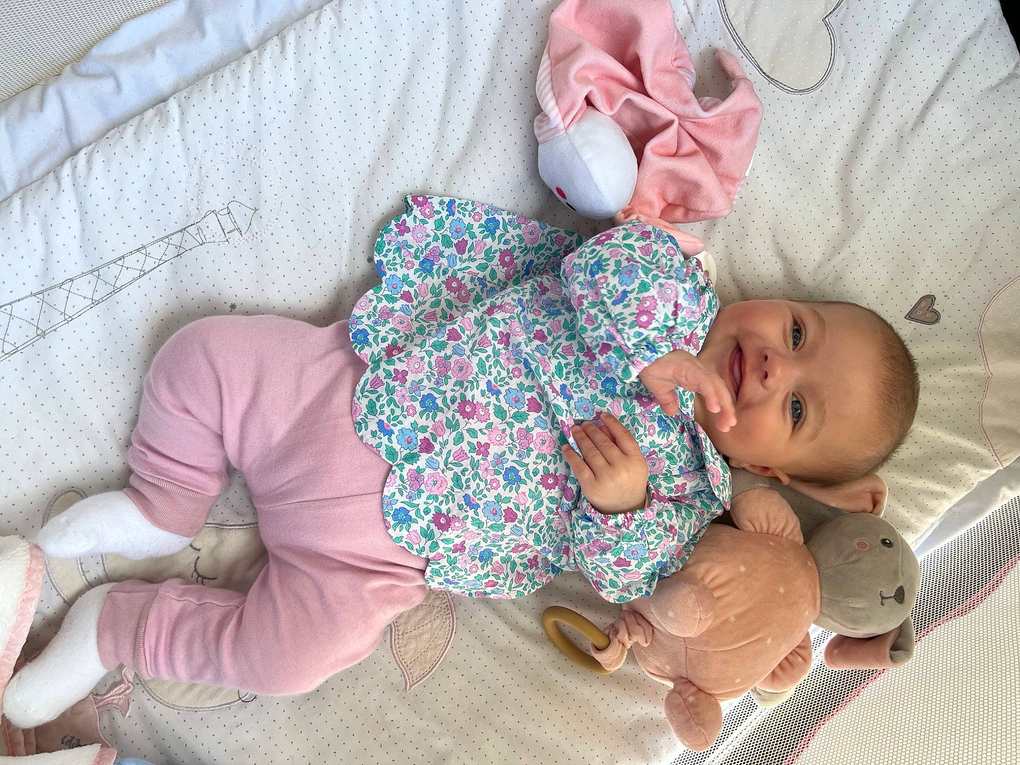 Ambre participe au concours pour gagner de l'argent avec cette photo : arm, baby, baby_products, baby_safety, baby_sleeping, baby_toddler_clothing, bedtime, child, comfort, human_body, joy, lap, linens, pattern, person, pink, room, sitting, sleep, smile