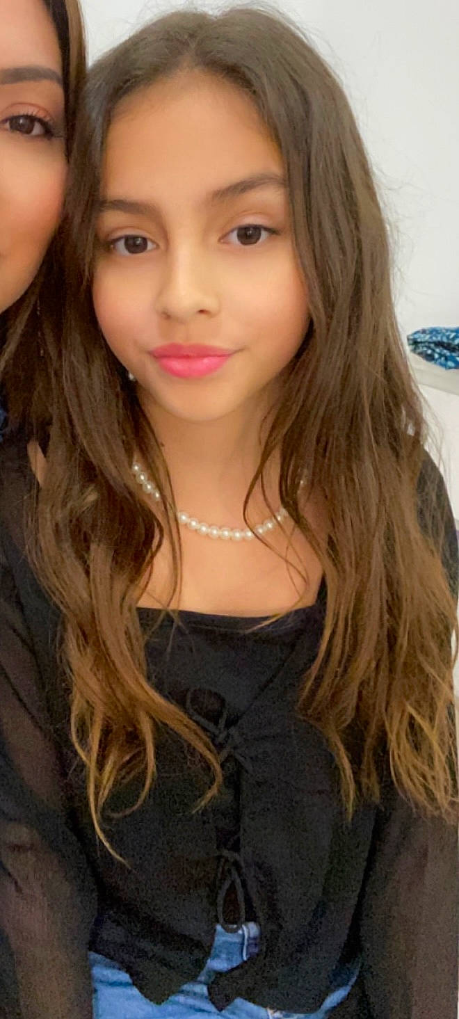 Elina a rejoint le concours — aidez-le/la à gagner de superbes lots ! black_hair, cheek, chin, eye, eyebrow, eyelash, face, flash_photography, forehead, hairstyle, iris, jaw, joy, lip, muscle, neck, nose, person, shoulder, skin