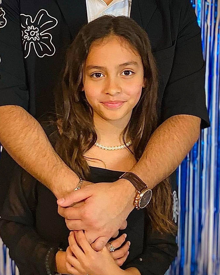 Elina participe au concours pour gagner de l'argent avec cette photo : arm, black_hair, elbow, eye, eyelash, flash_photography, fun, gesture, hairstyle, hand, happy, joy, long_hair, muscle, person, skin, sleeve, smile, thigh, thumb