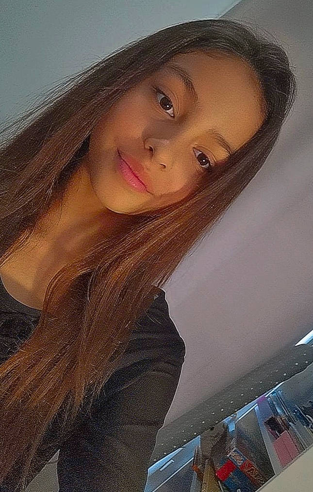 Elina a rejoint le concours — aidez-le/la à gagner de superbes lots ! beauty, black_hair, blond, brown_hair, eyebrow, eyelash, fashion_design, flash_photography, fun, human_leg, joy, layered_hair, lip, long_hair, magenta, person, portrait_photography, selfie, shoulder, skin