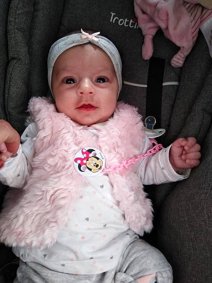 Luciana participe au concours pour gagner de l'argent avec cette photo : baby, baby_products, cheek, child, ear, eye, fur, hair_accessory, head, headband, headgear, headpiece, lip, outerwear, person, pink, product, skin, smile, toddler