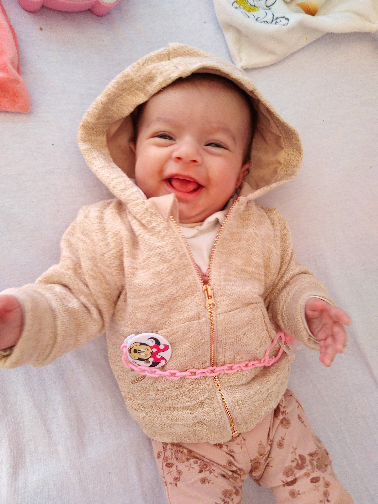 Luciana a rejoint le concours — aidez-le/la à gagner de superbes lots ! baby, baby_toddler_clothing, child, clothing, headgear, outerwear, person, pink, skin, sleeve, smile, toddler