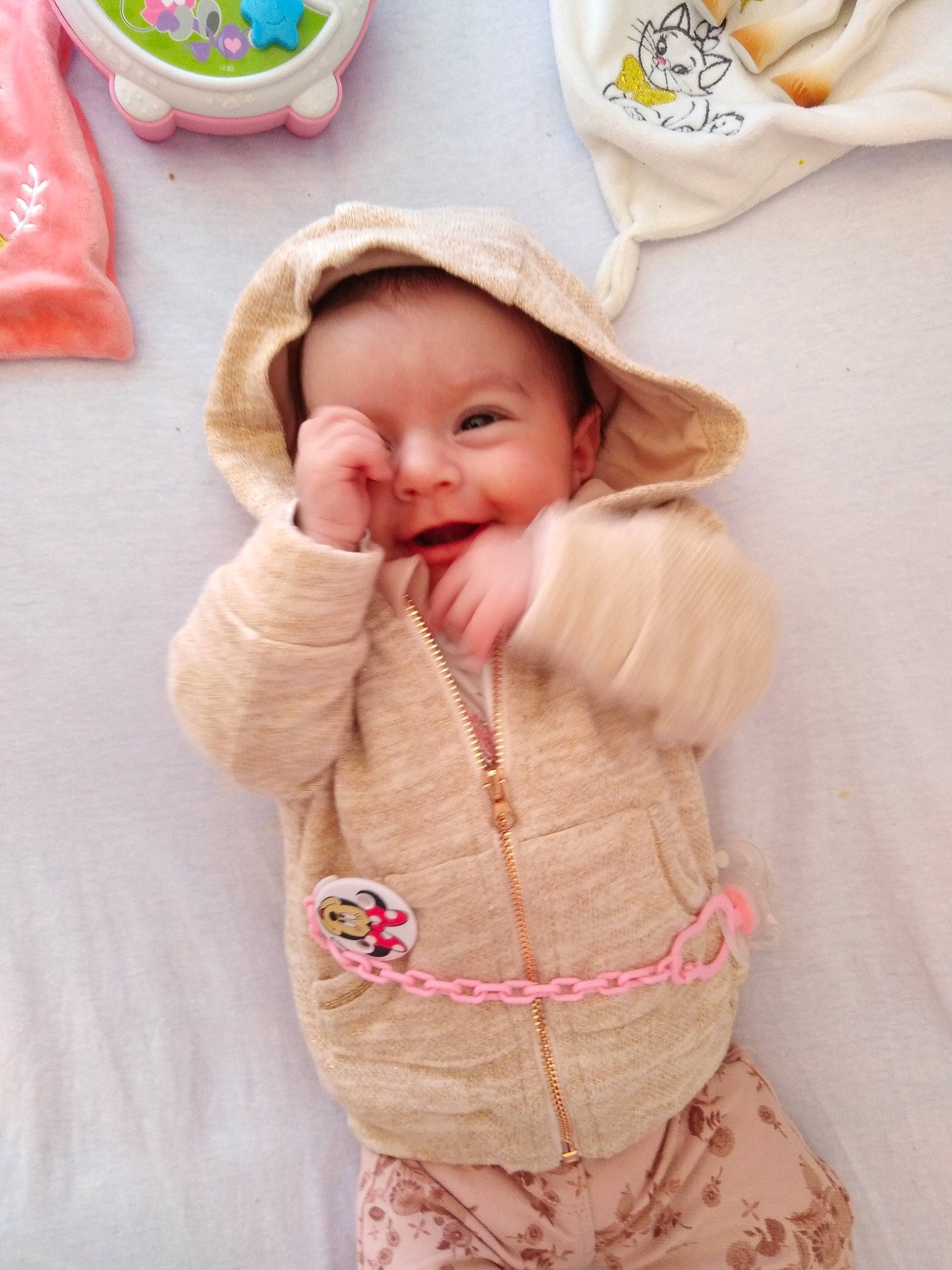 Luciana participe au concours pour gagner de l'argent avec cette photo : baby, baby_toddler_clothing, beauty, child, hood, outerwear, person, pink, skin, sleeve, smile, toddler